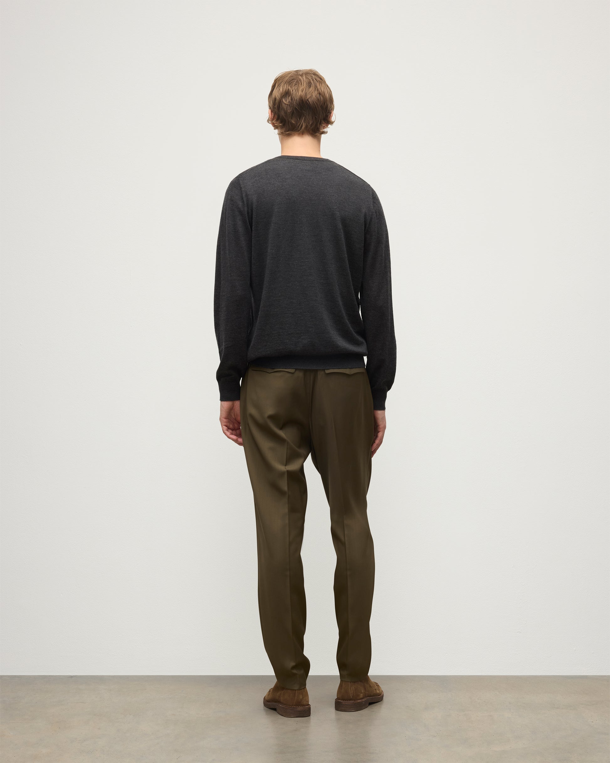  MENS FIN SUPERFINE VEE NECK GREY 100% SUPERFINE CASHMERE BY JOHNSTONS OF ELGIN, WORN OVER A WHITE T-SHIRT WITH OLIVE GREEN TROUSERS KAI05744HA7218