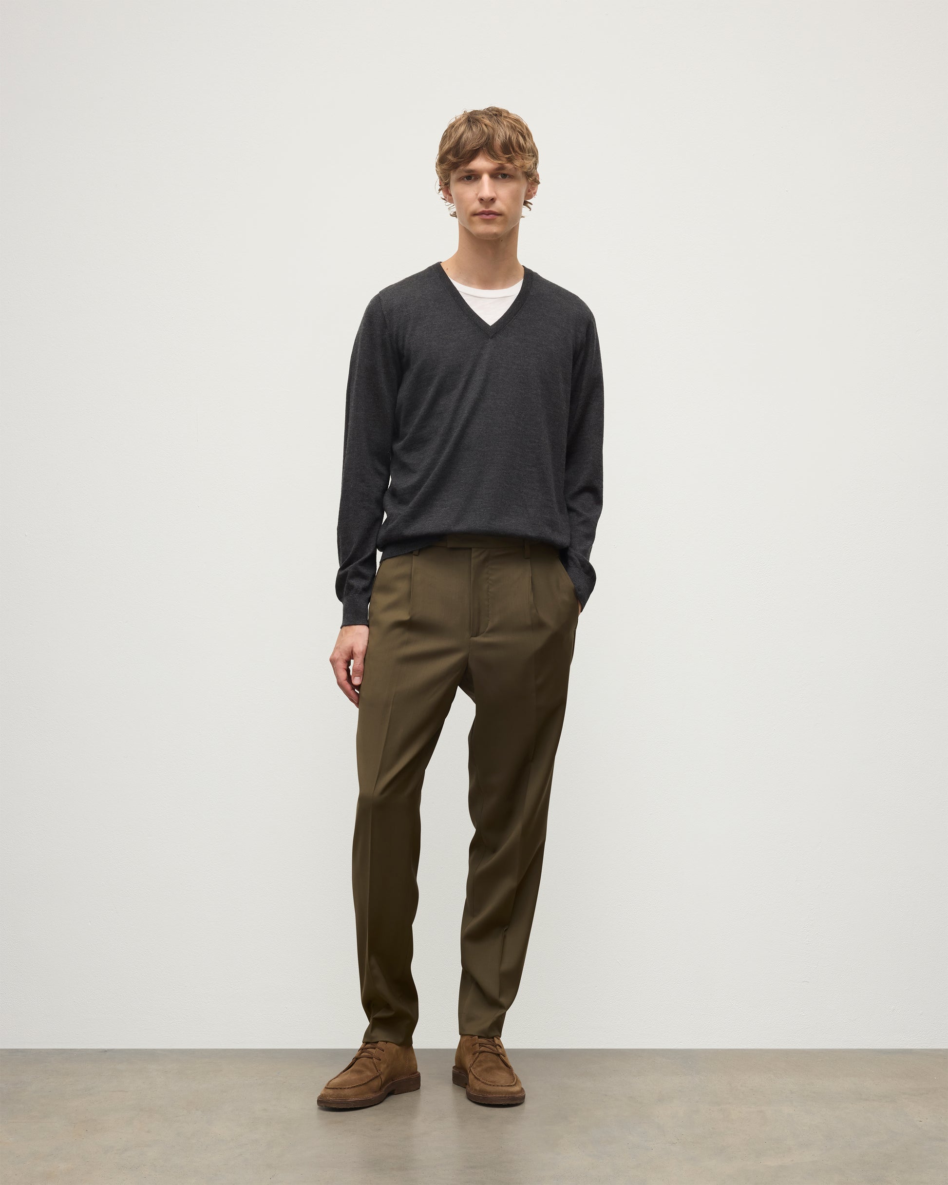  MENS FIN SUPERFINE VEE NECK GREY 100% SUPERFINE CASHMERE BY JOHNSTONS OF ELGIN, WORN OVER A WHITE T-SHIRT WITH OLIVE GREEN TROUSERS KAI05744HA7218