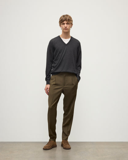  MENS FIN SUPERFINE VEE NECK GREY 100% SUPERFINE CASHMERE BY JOHNSTONS OF ELGIN, WORN OVER A WHITE T-SHIRT WITH OLIVE GREEN TROUSERS KAI05744HA7218