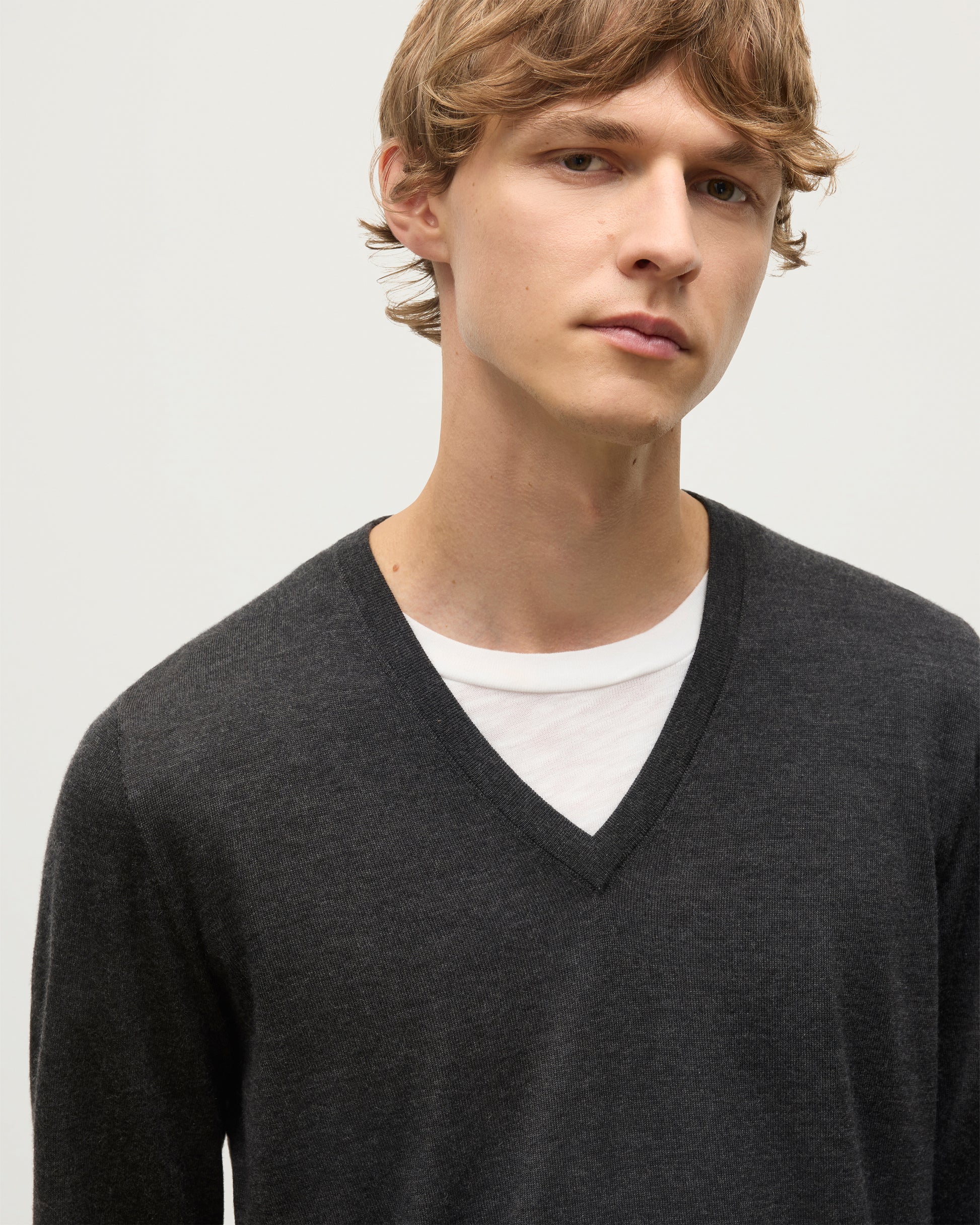  MENS FIN SUPERFINE VEE NECK GREY 100% SUPERFINE CASHMERE BY JOHNSTONS OF ELGIN, WORN OVER A WHITE T-SHIRT  KAI05744HA7218