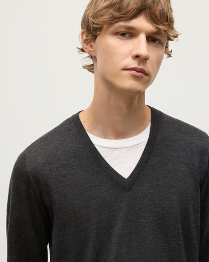  MENS FIN SUPERFINE VEE NECK GREY 100% SUPERFINE CASHMERE BY JOHNSTONS OF ELGIN, WORN OVER A WHITE T-SHIRT  KAI05744HA7218