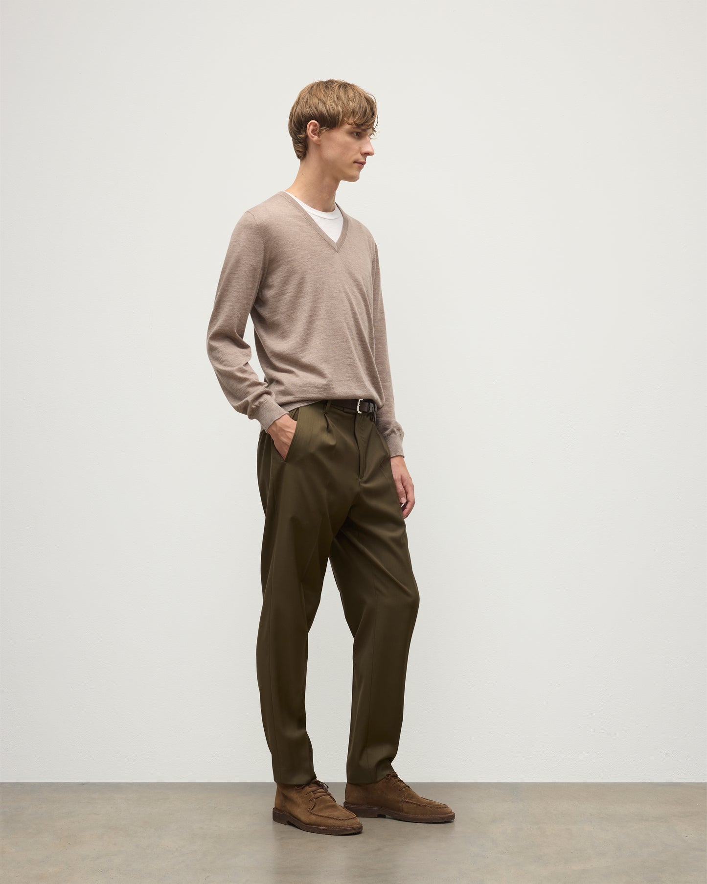 MENS FIN SUPERFINE VEE NECK LIGHT BROWN 100% SUPERFINE CASHMERE BY JOHNSTONS OF ELGIN, WORN OVER A WHITE T-SHIRT WITH OLIVE GREEN TROUSERS  KAI05744HB0273