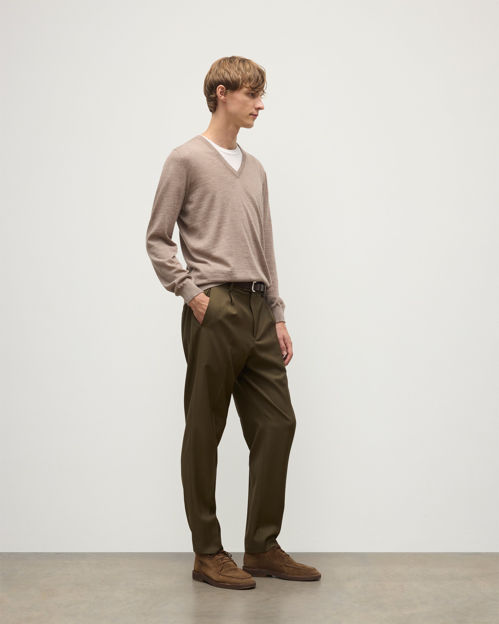 MENS FIN SUPERFINE VEE NECK LIGHT BROWN 100% SUPERFINE CASHMERE BY JOHNSTONS OF ELGIN, WORN OVER A WHITE T-SHIRT WITH OLIVE GREEN TROUSERS  KAI05744HB0273