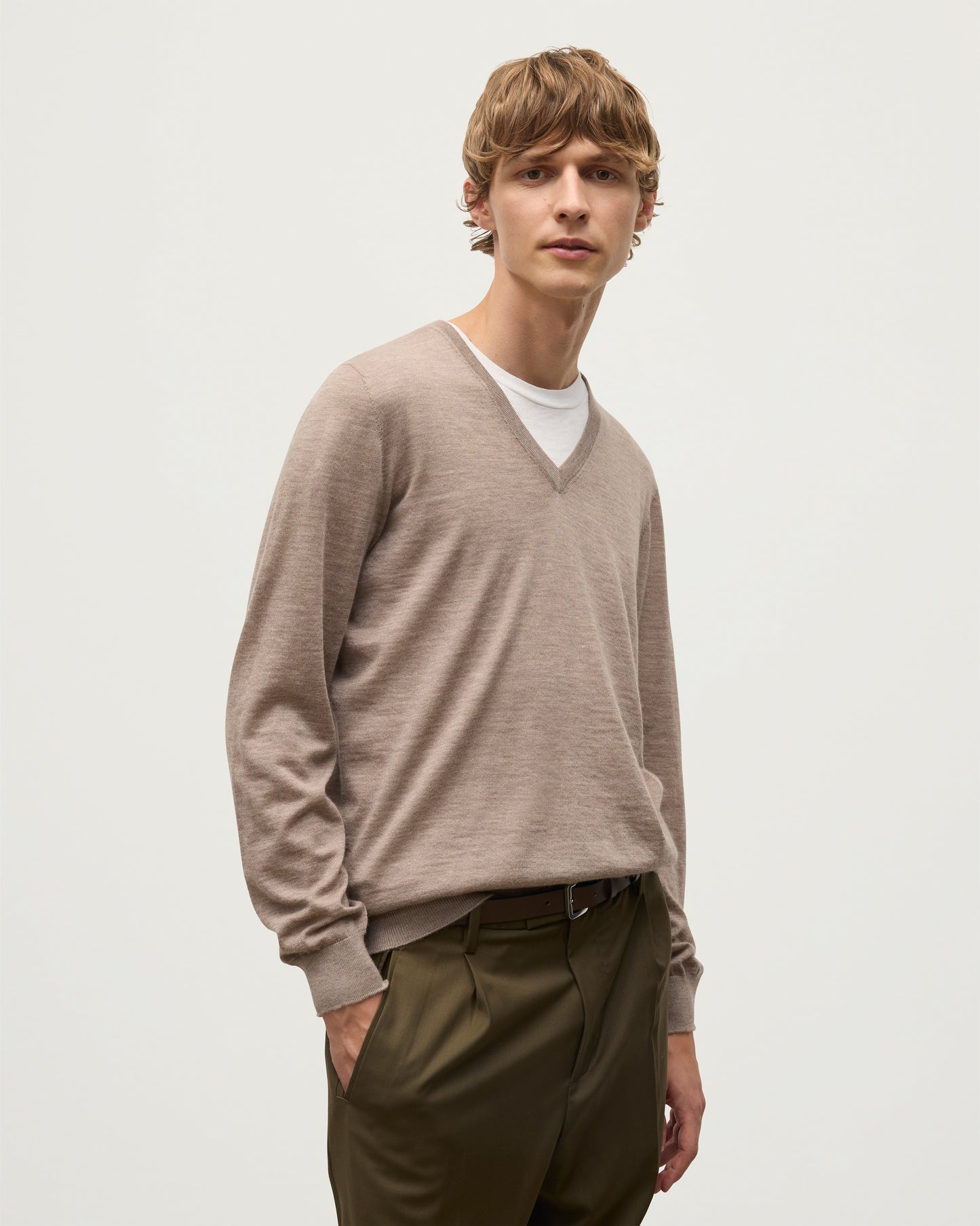 MENS FIN SUPERFINE VEE NECK LIGHT BROWN 100% SUPERFINE CASHMERE BY JOHNSTONS OF ELGIN KAI05744HB0273