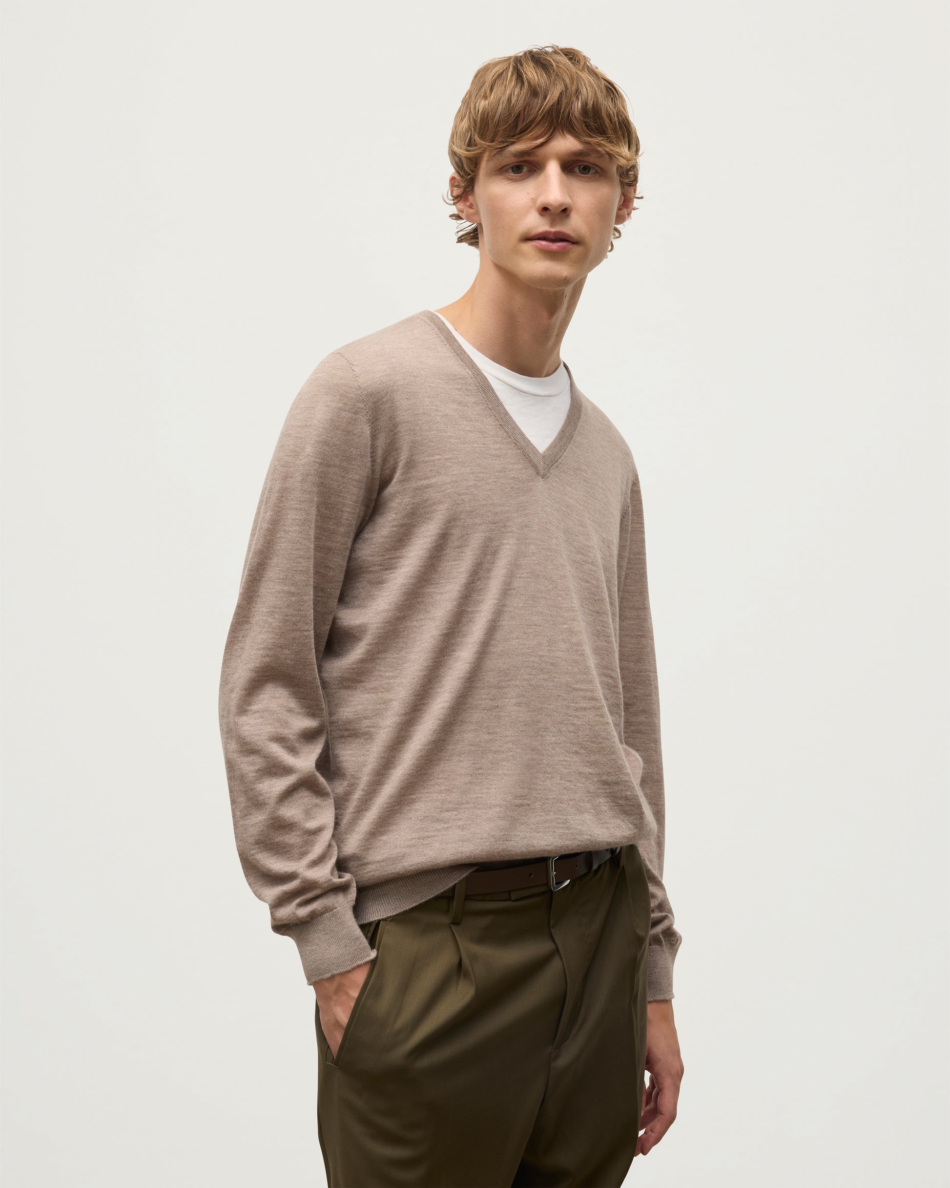 MENS FIN SUPERFINE VEE NECK LIGHT BROWN 100% SUPERFINE CASHMERE BY JOHNSTONS OF ELGIN KAI05744HB0273