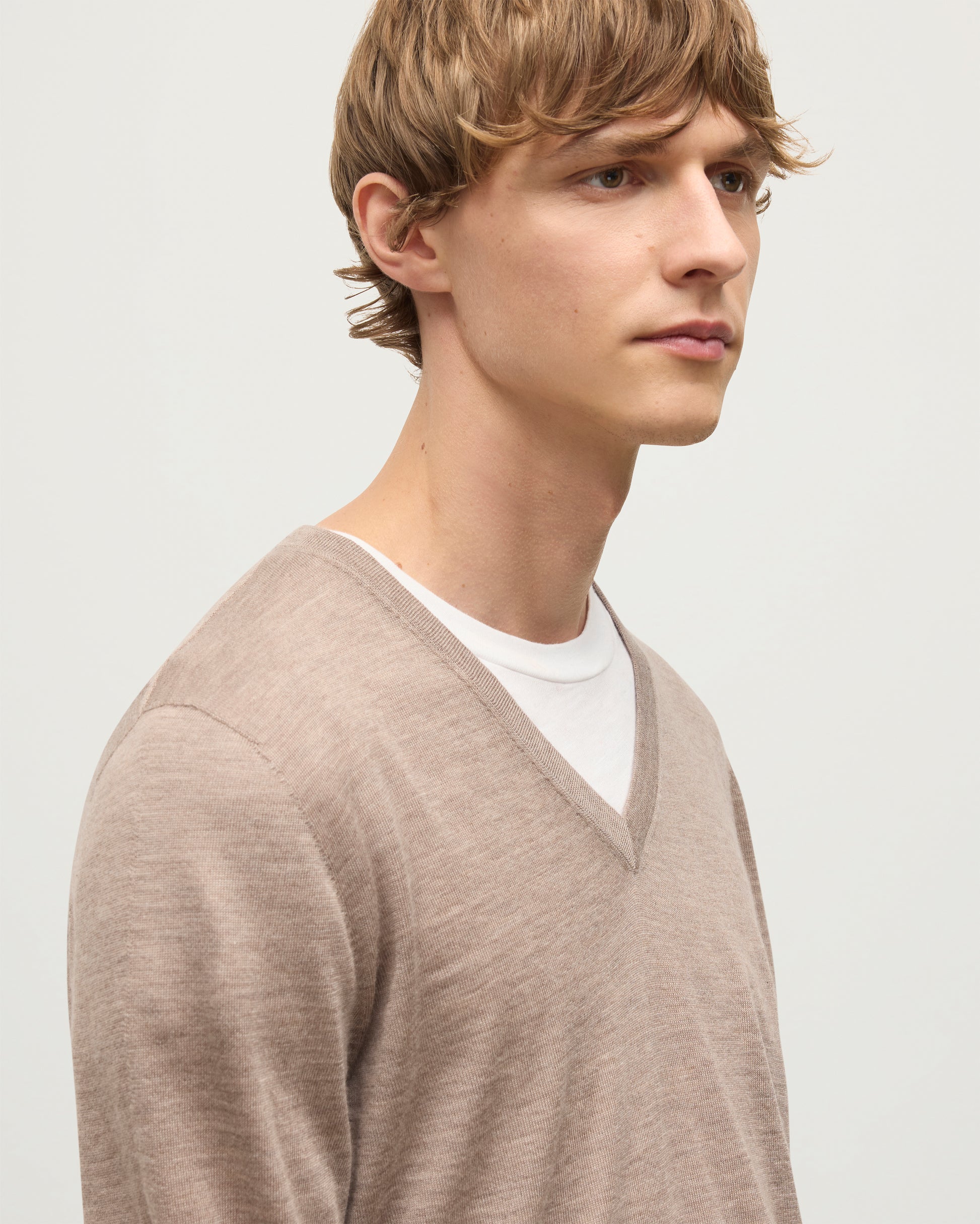 MENS FIN SUPERFINE VEE NECK LIGHT BROWN 100% SUPERFINE CASHMERE BY JOHNSTONS OF ELGIN, WORN OVER A WHITE T-SHIRT   KAI05744HB0273