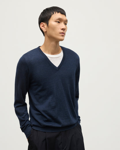 MENS FIN SUPERFINE VEE NECK NAVY 100% SUPERFINE CASHMERE BY JOHNSTONS OF ELGIN KAI05744HD7350