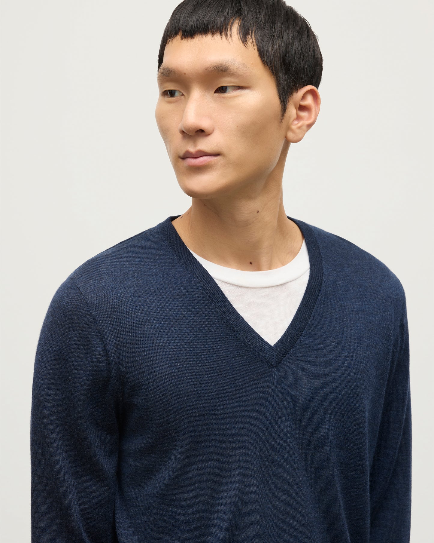 MENS FIN SUPERFINE VEE NECK NAVY 100% SUPERFINE CASHMERE BY JOHNSTONS OF ELGIN, WORN OVER A WHITE T-SHIRT KAI05744HD7350