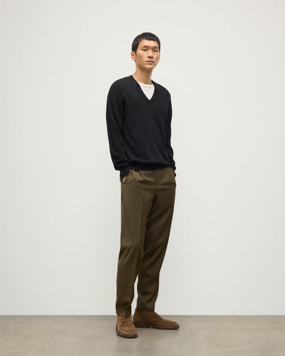 MENS FIN SUPERFINE VEE NECK BLACK 100% SUPERFINE CASHMERE BY JOHNSTONS OF ELGIN, OVER A WHITE T-SHIRT WITH OLIVE GREEN TROUSERS KAI05744SA7146