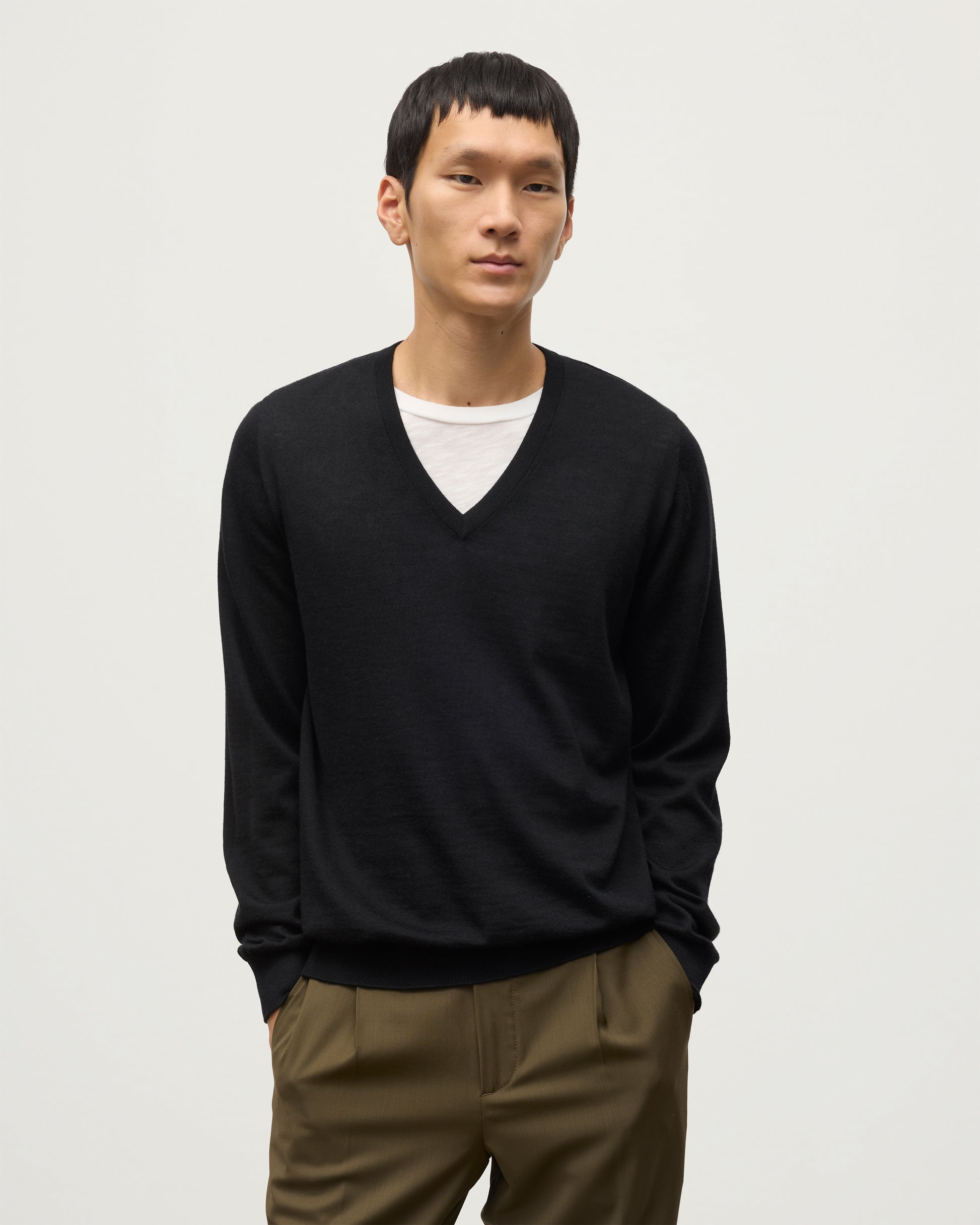 MENS FIN SUPERFINE VEE NECK BLACK 100% SUPERFINE CASHMERE BY JOHNSTONS OF ELGIN KAI05744SA7146