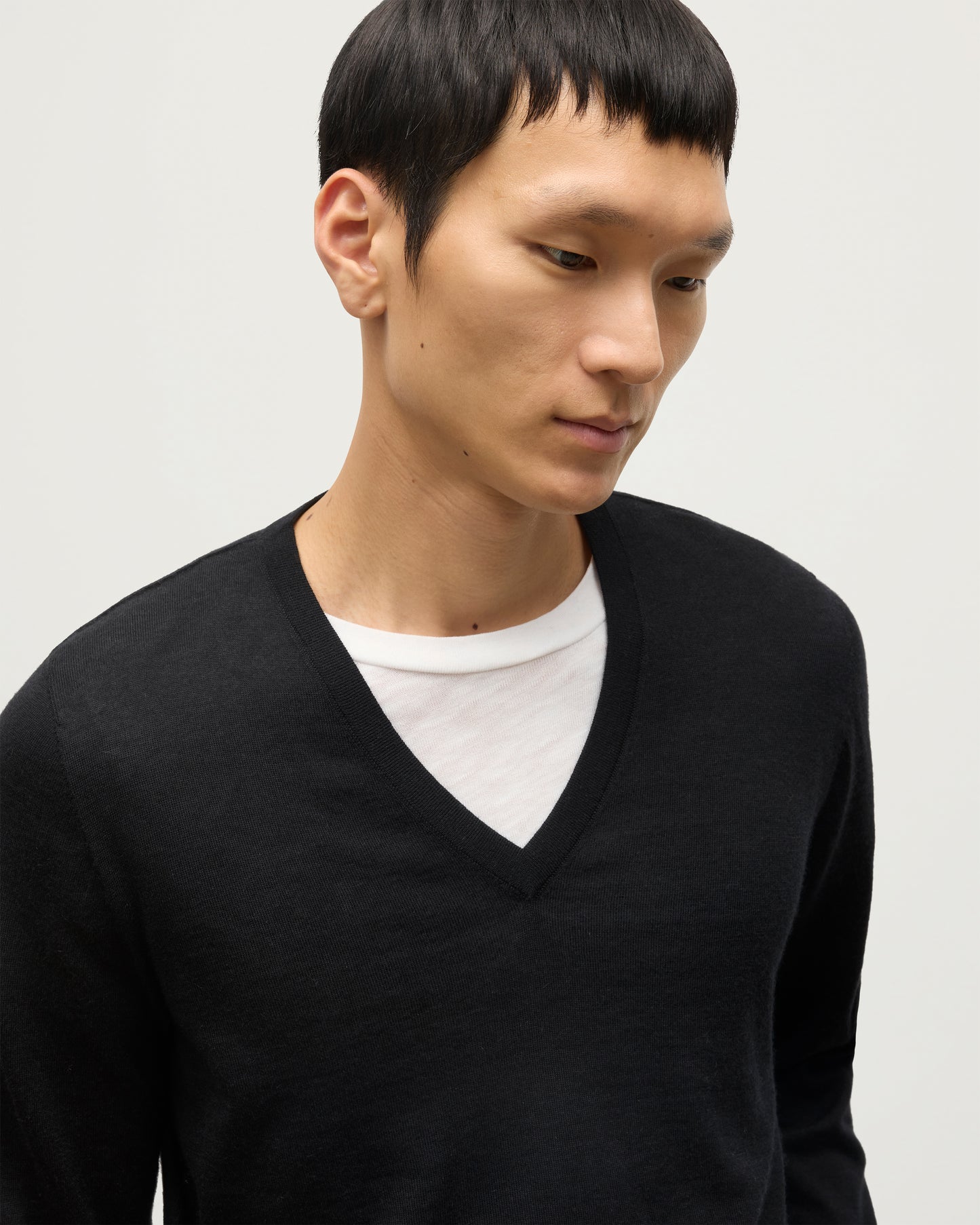 MENS FIN SUPERFINE VEE NECK BLACK 100% SUPERFINE CASHMERE BY JOHNSTONS OF ELGIN, OVER A WHITE T-SHIRT KAI05744SA7146