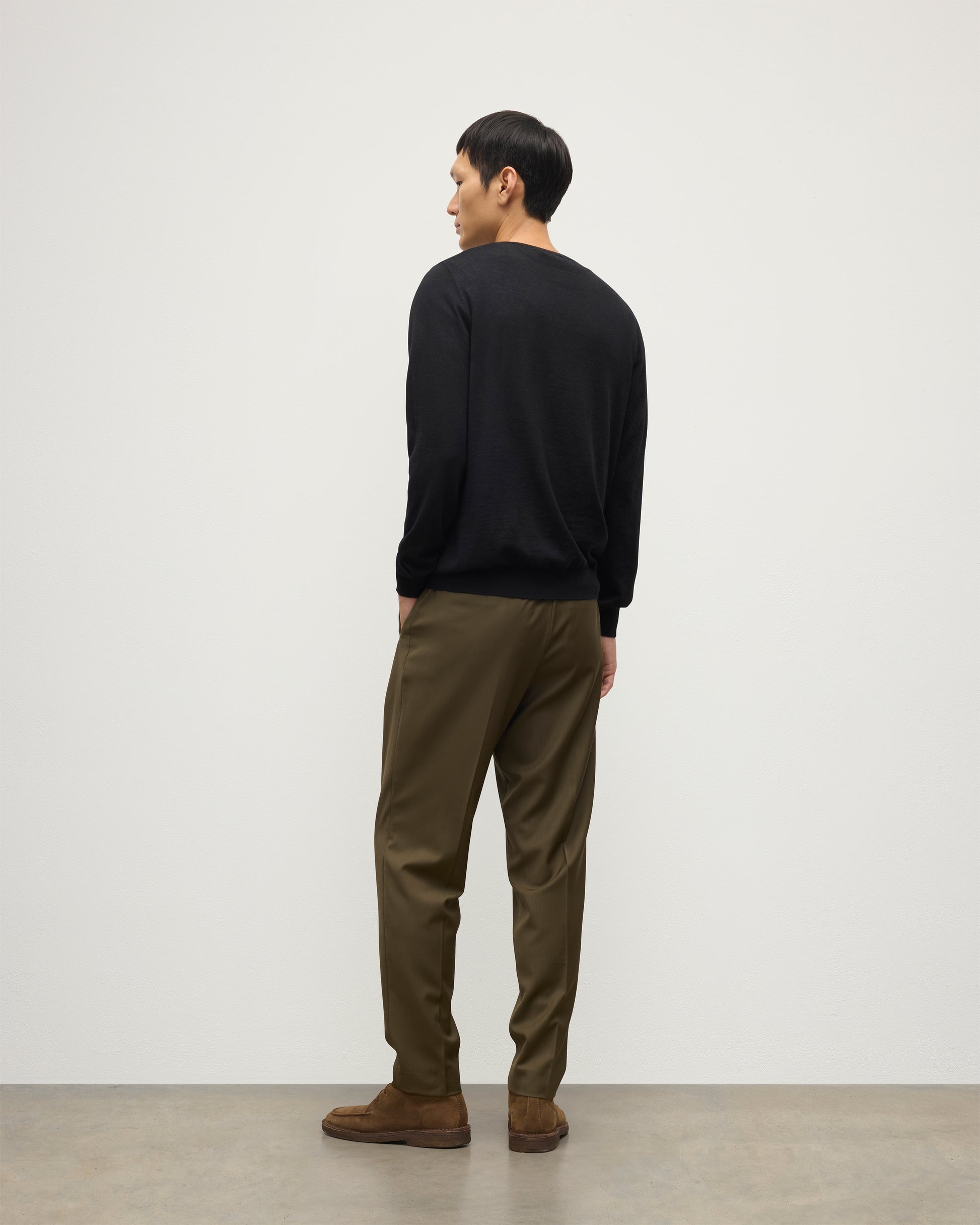 MENS FIN SUPERFINE VEE NECK BLACK 100% SUPERFINE CASHMERE BY JOHNSTONS OF ELGIN, OVER A WHITE T-SHIRT WITH OLIVE GREEN TROUSERS KAI05744SA7146