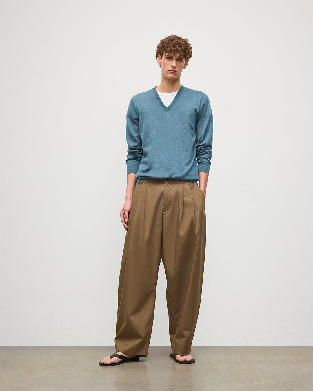 JOHNSTONS OF ELGIN MENS FIN SUPERFINE VEE NECK GREEN 100% SUPERFINE CASHMERE KAI05744SD5242