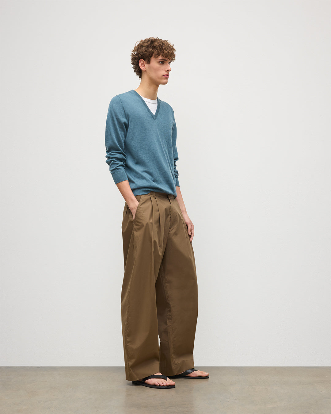 JOHNSTONS OF ELGIN MENS FIN SUPERFINE VEE NECK GREEN 100% SUPERFINE CASHMERE KAI05744SD5242