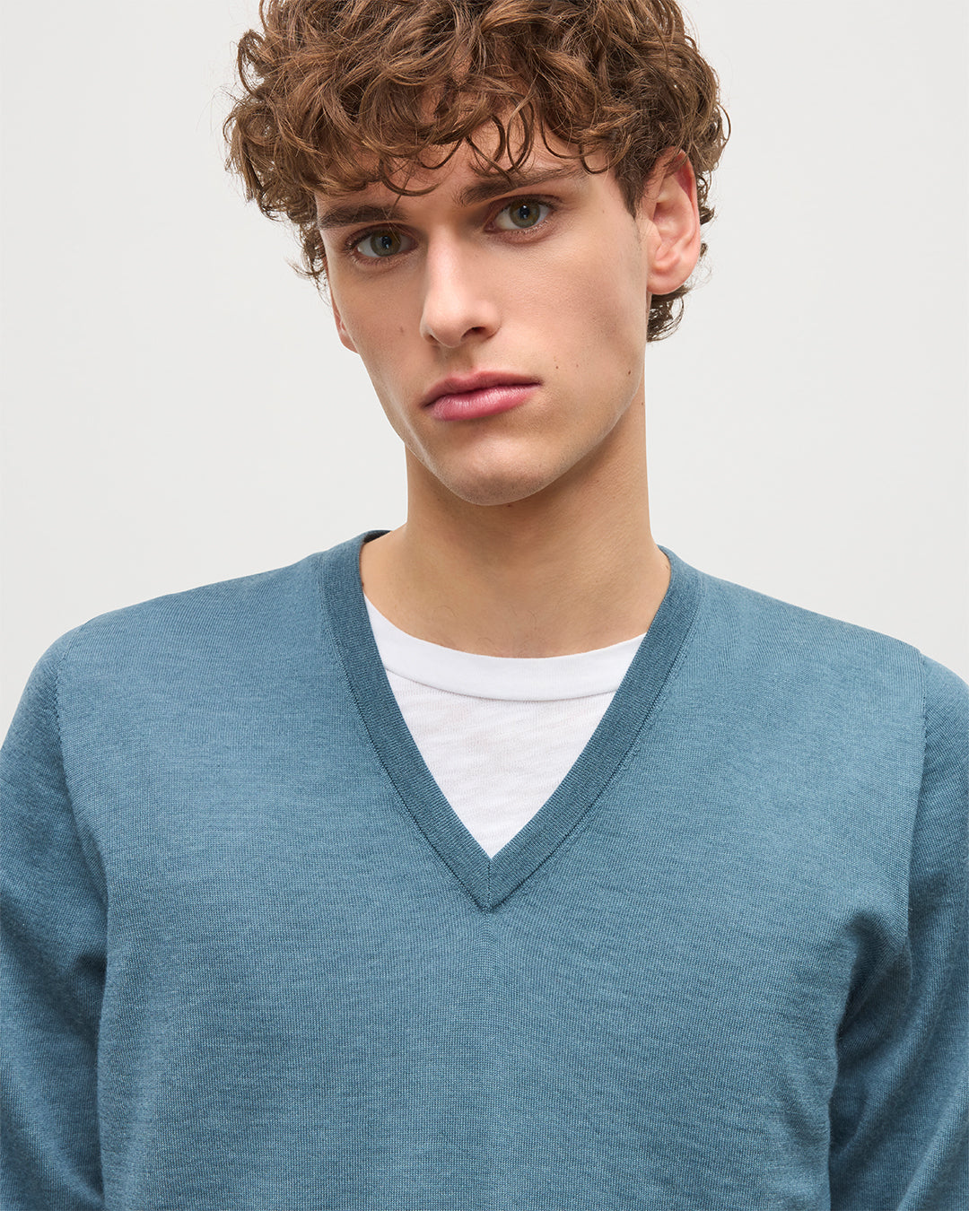 JOHNSTONS OF ELGIN MENS FIN SUPERFINE VEE NECK GREEN 100% SUPERFINE CASHMERE KAI05744SD5242