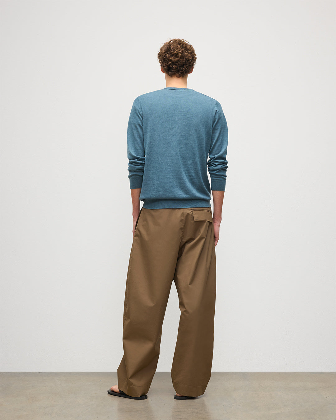 JOHNSTONS OF ELGIN MENS FIN SUPERFINE VEE NECK GREEN 100% SUPERFINE CASHMERE KAI05744SD5242