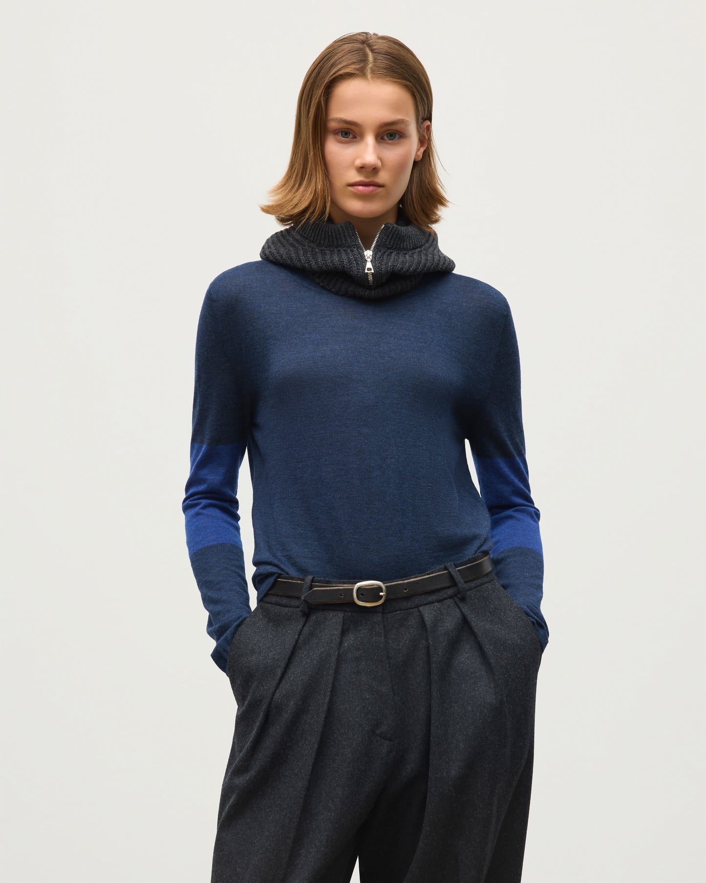 JOHNSTONS OF ELGIN EUNA T-SHIRT SUPERFINE CASHMERE T-SHIRT WITH COLOUR BLOCK SLEEVES - 3 PLY NAVY & BLUE 100% CASHMERE KAI05761Q26411
