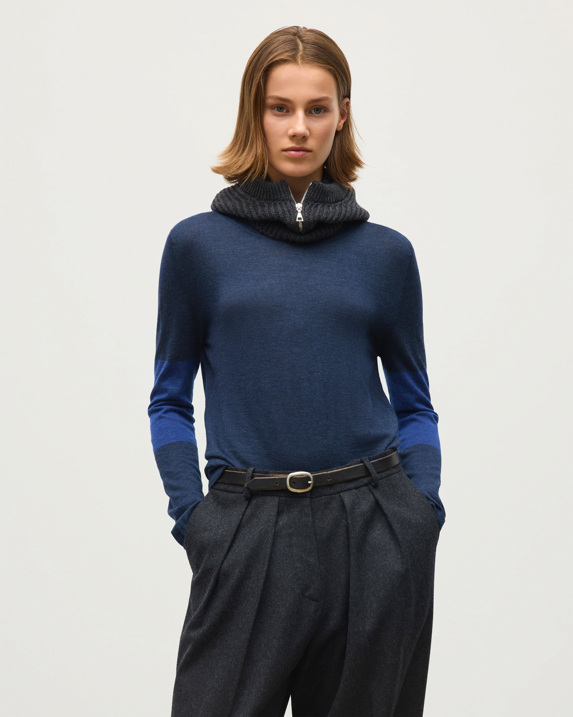 JOHNSTONS OF ELGIN EUNA T-SHIRT SUPERFINE CASHMERE T-SHIRT WITH COLOUR BLOCK SLEEVES - 3 PLY NAVY & BLUE 100% CASHMERE KAI05761Q26411