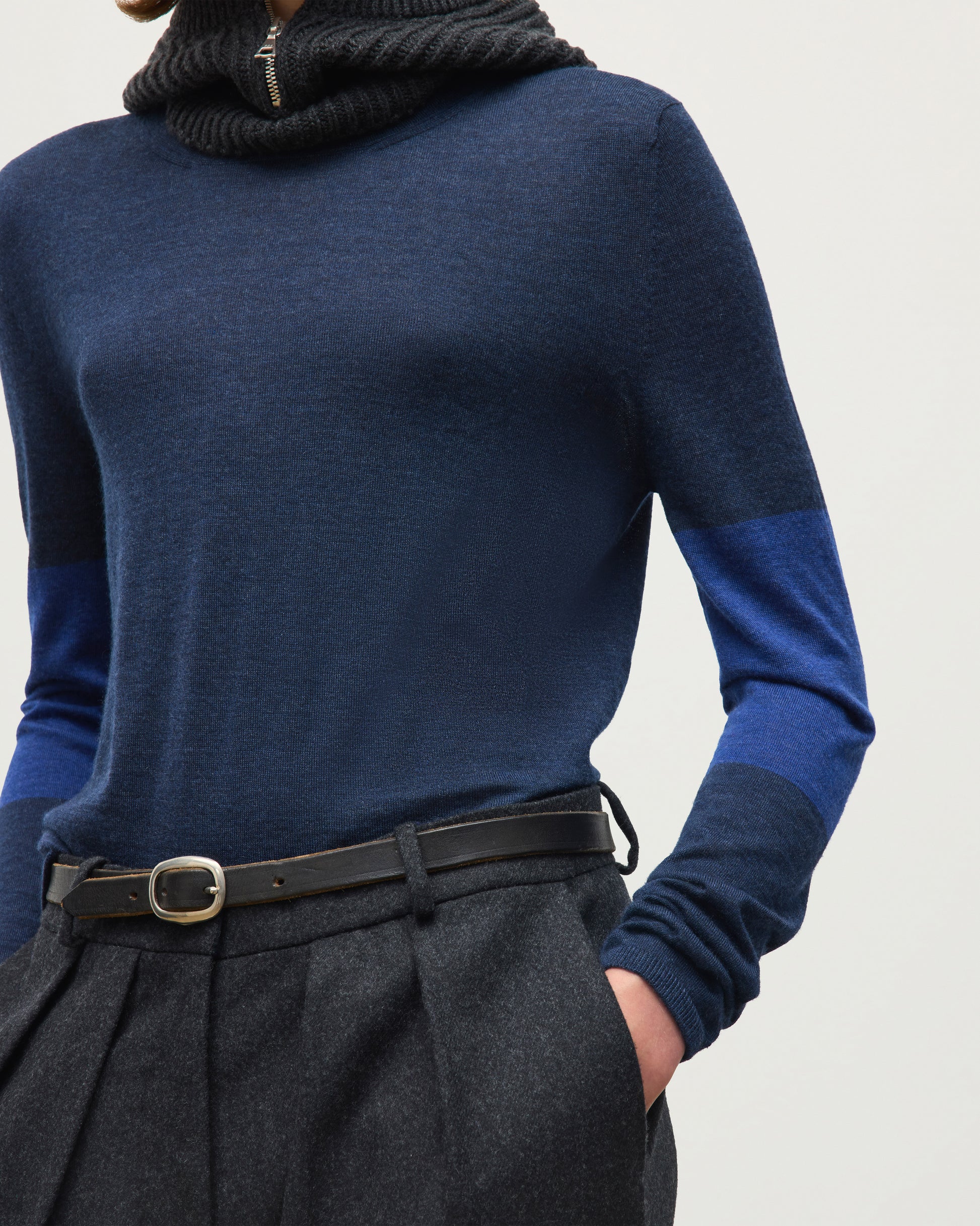 JOHNSTONS OF ELGIN EUNA T-SHIRT SUPERFINE CASHMERE T-SHIRT WITH COLOUR BLOCK SLEEVES - 3 PLY NAVY & BLUE 100% CASHMERE KAI05761Q26411