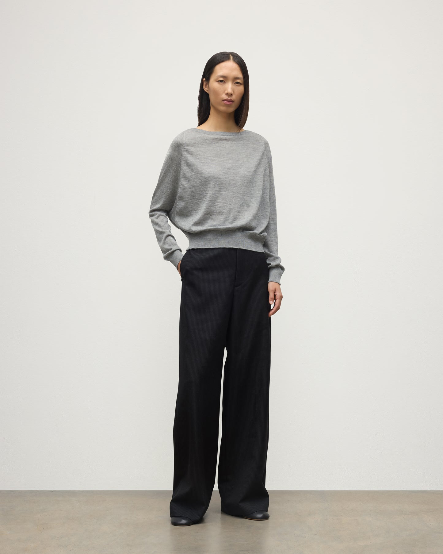 MODEL WEARS JOHNSTONS OF ELGIN WOMENS FINOLA SWEATER GREY KAI05789HA4253