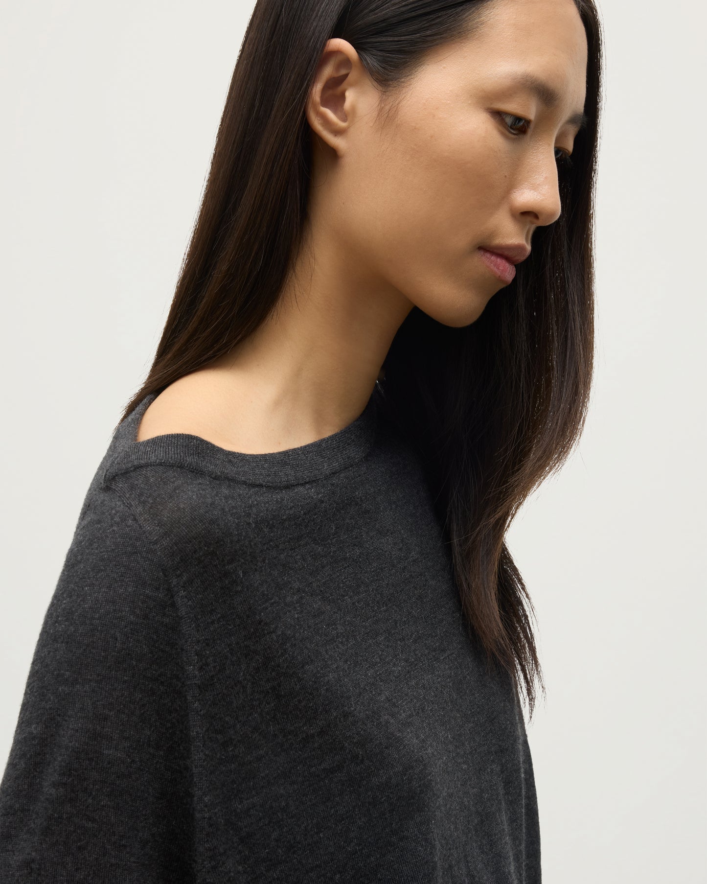 MODEL WEARING JOHNSTONS OF ELGIN WOMENS FINOLA SWEATER GREY 100% SUPERFINE CASHMERE   KAI05789HA7218