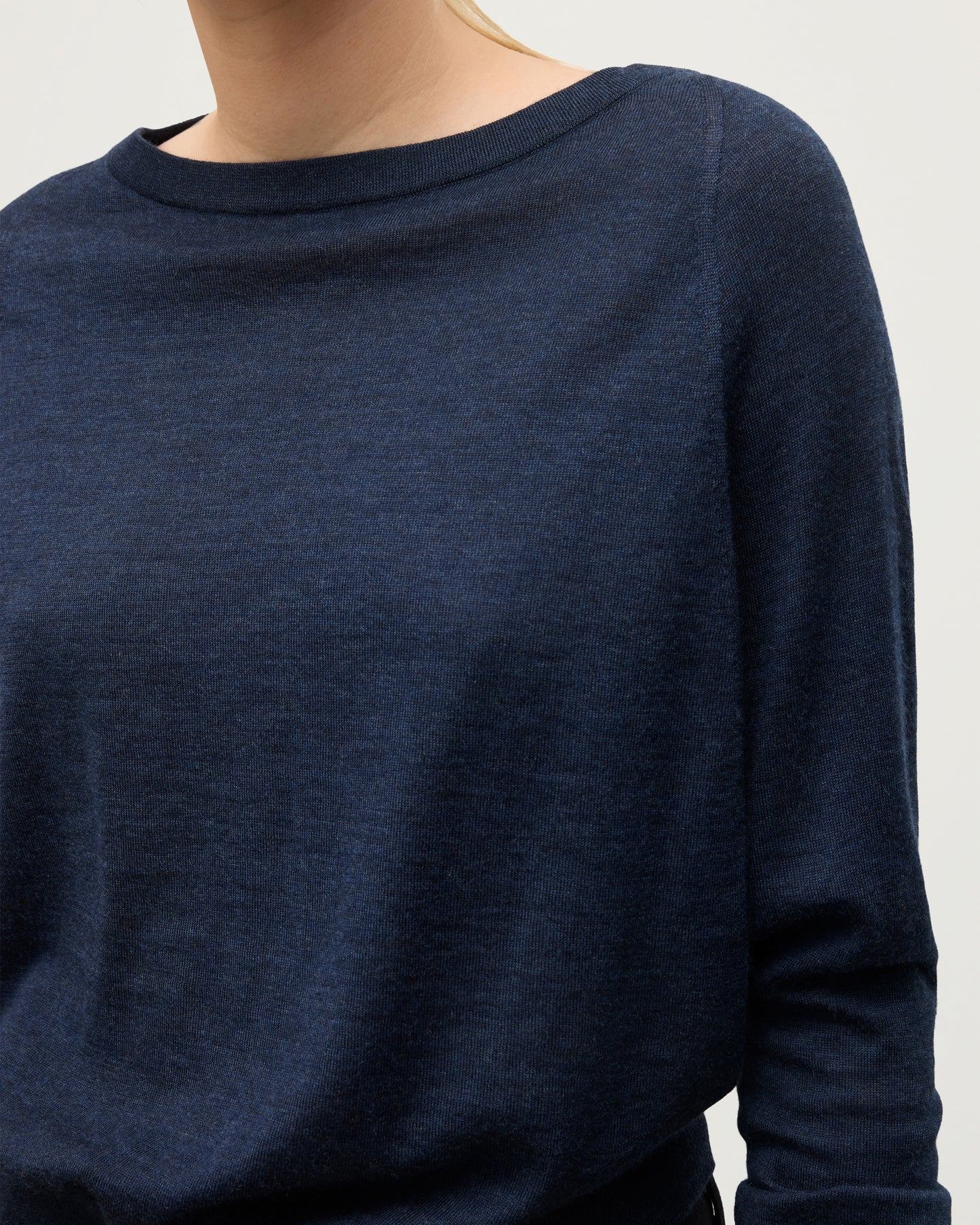 MODEL WEARS JOHNSTONS OF ELGIN WOMENS FINOLA SWEATER NAVY 100% SUPERFINE CASHMERE  KAI05789HD7350