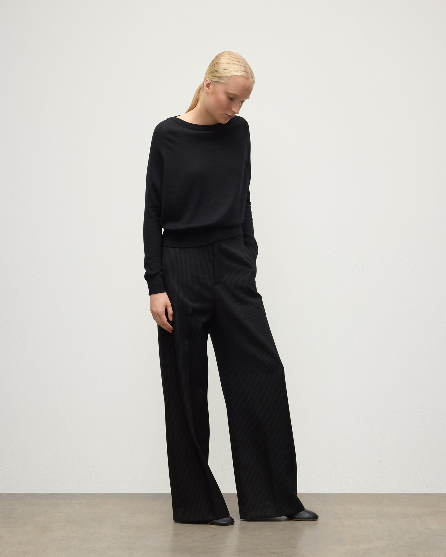 WOMENS FINOLA SWEATER BLACK 100% SUPERFINE CASHMERE ON A MODEL WITH BLACK TROUSERS AND BOOTS KAI05789SA7146