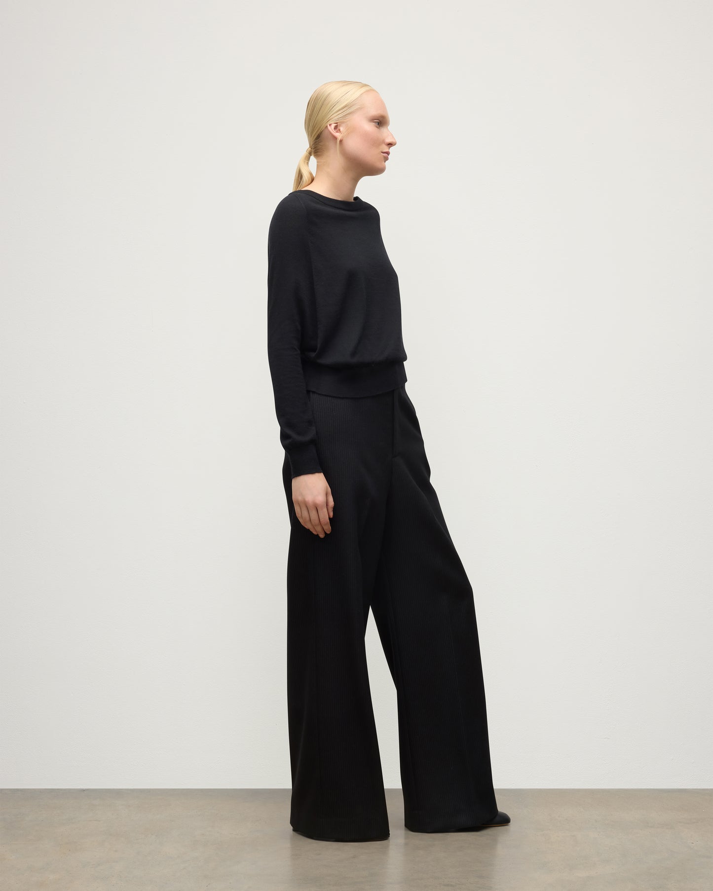 WOMENS FINOLA SWEATER BLACK 100% SUPERFINE CASHMERE ON A MODEL WITH BLACK TROUSERS AND BOOTS KAI05789SA7146