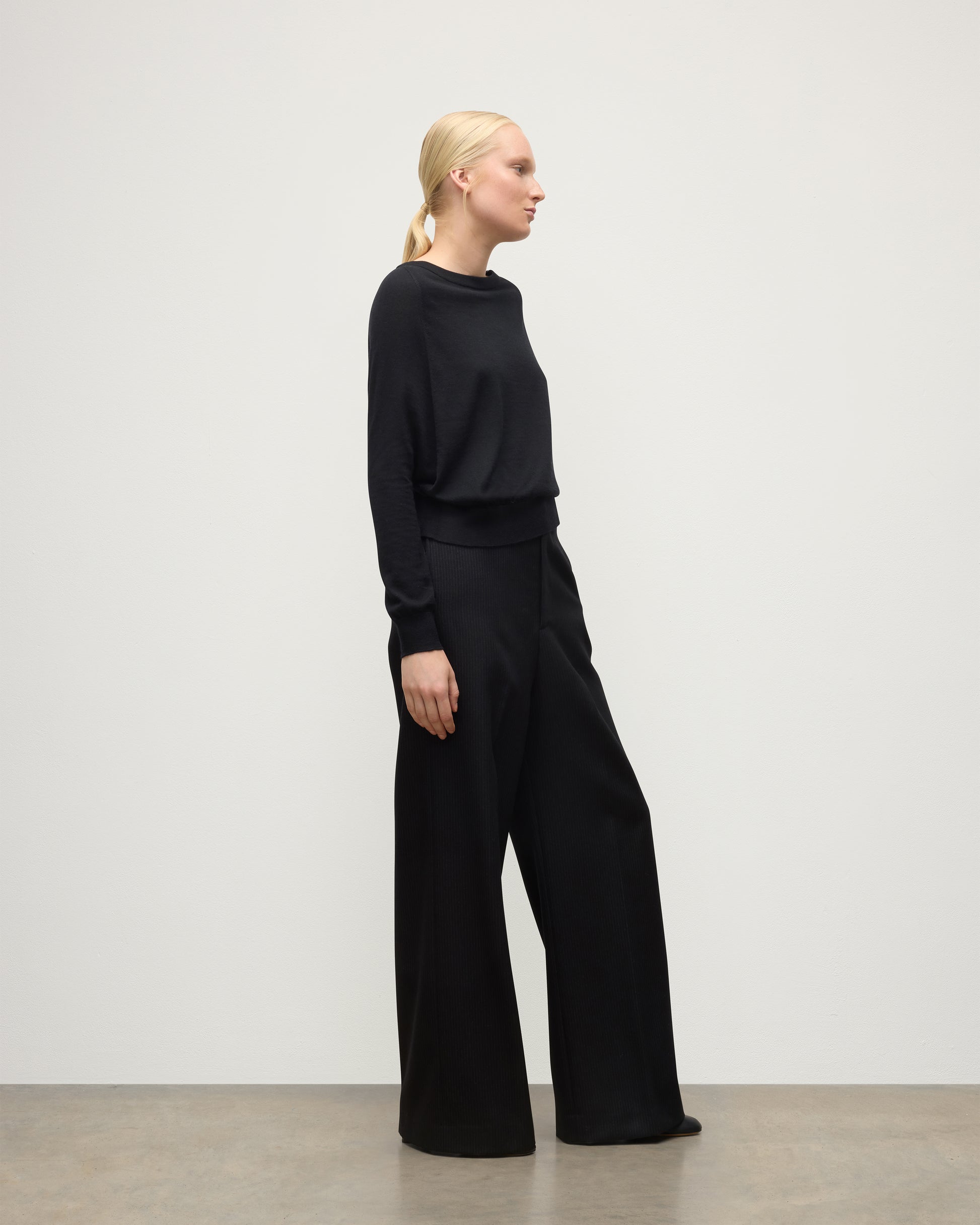 WOMENS FINOLA SWEATER BLACK 100% SUPERFINE CASHMERE ON A MODEL WITH BLACK TROUSERS AND BOOTS KAI05789SA7146