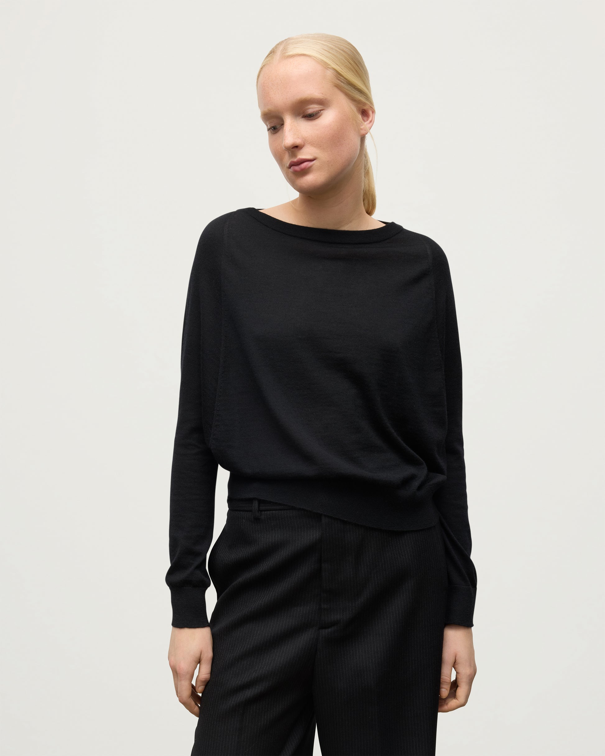 WOMENS FINOLA SWEATER BLACK 100% SUPERFINE CASHMERE ON A MODEL KAI05789SA7146