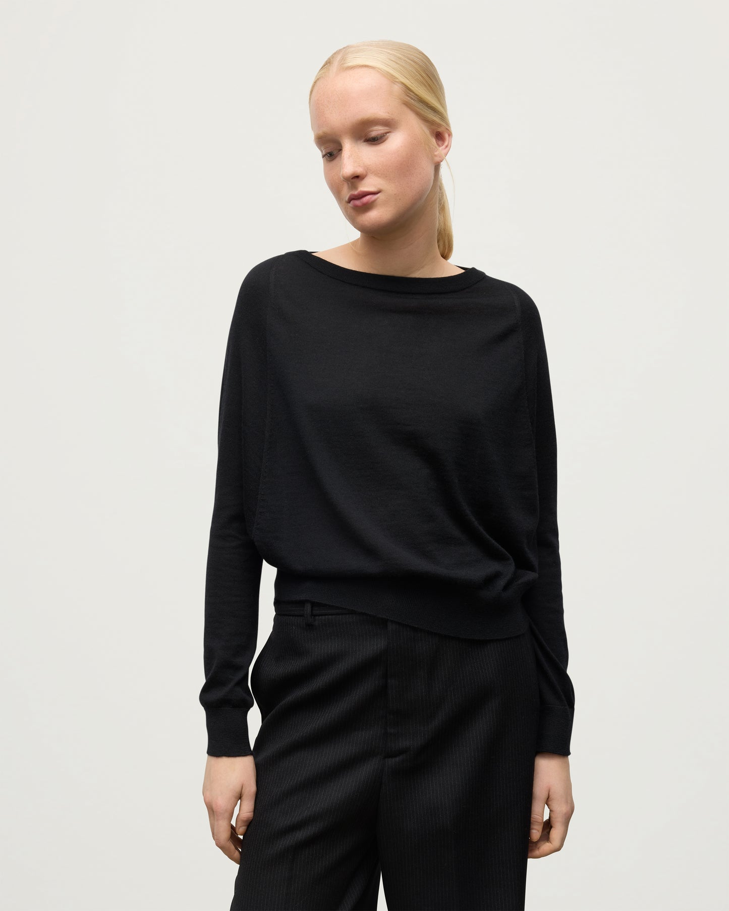 WOMENS FINOLA SWEATER BLACK 100% SUPERFINE CASHMERE ON A MODEL KAI05789SA7146