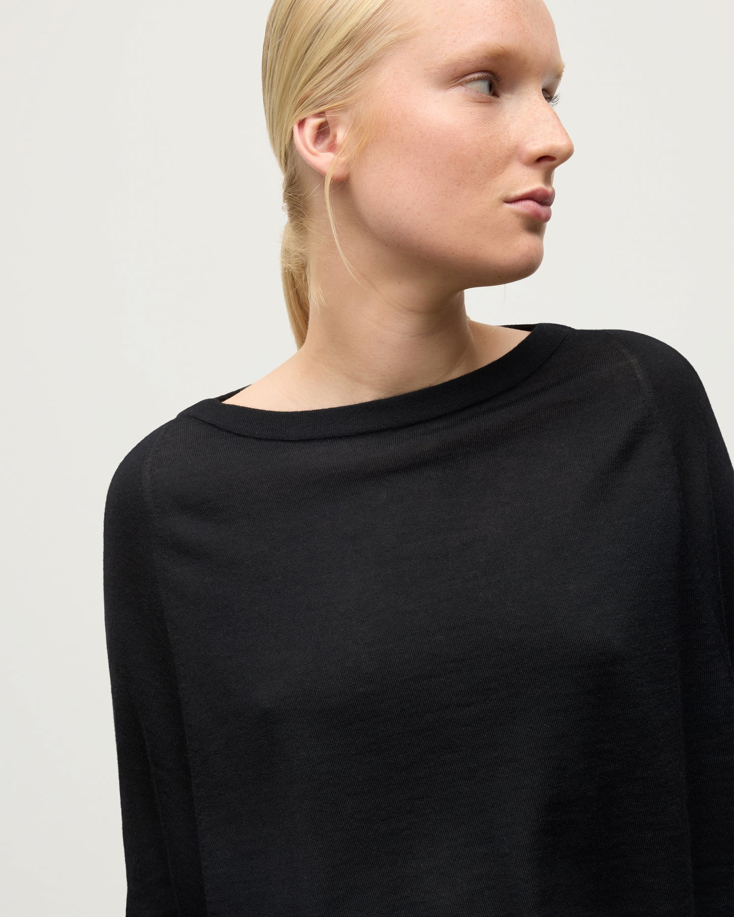 JOHNSTONS OF ELGIN WOMENS FINOLA SWEATER BLACK 100% SUPERFINE CASHMERE ON A MODEL KAI05789SA7146