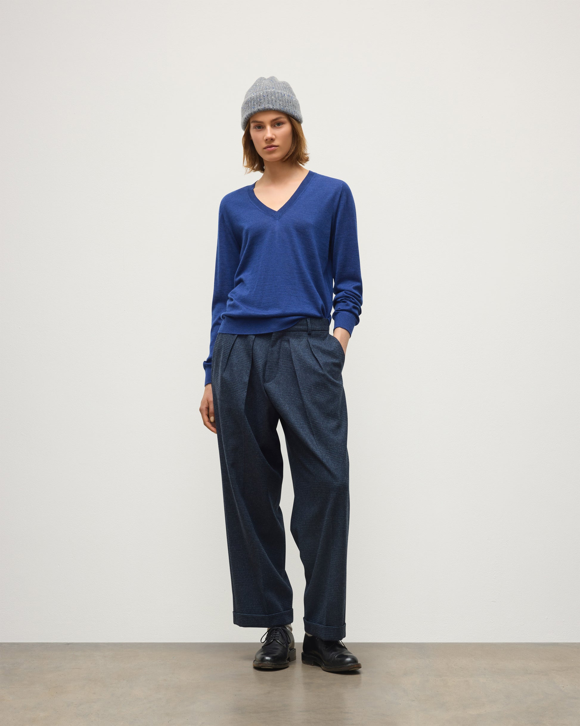 JOHNSTONS OF ELGIN BEATRICE VEE SWEATER SUPERFINE CASHMERE VEE NECK SWEATER WITH LINKS STITCH DETAIL - 3 PLY BLUE 100% CASHMERE KAI05972HD4509