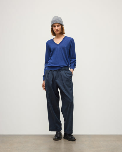 JOHNSTONS OF ELGIN BEATRICE VEE SWEATER SUPERFINE CASHMERE VEE NECK SWEATER WITH LINKS STITCH DETAIL - 3 PLY BLUE 100% CASHMERE KAI05972HD4509