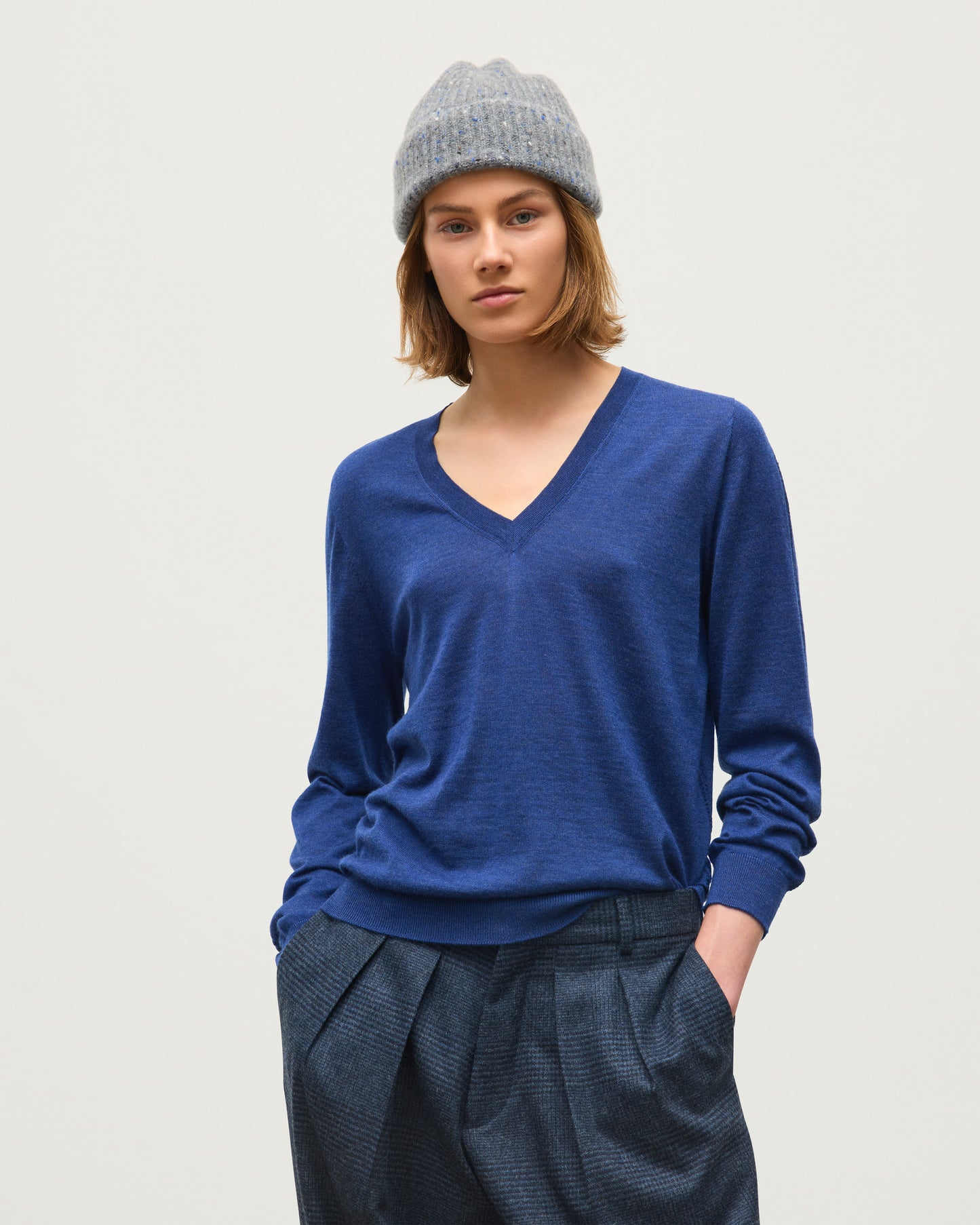 JOHNSTONS OF ELGIN BEATRICE VEE SWEATER SUPERFINE CASHMERE VEE NECK SWEATER WITH LINKS STITCH DETAIL - 3 PLY BLUE 100% CASHMERE KAI05972HD4509