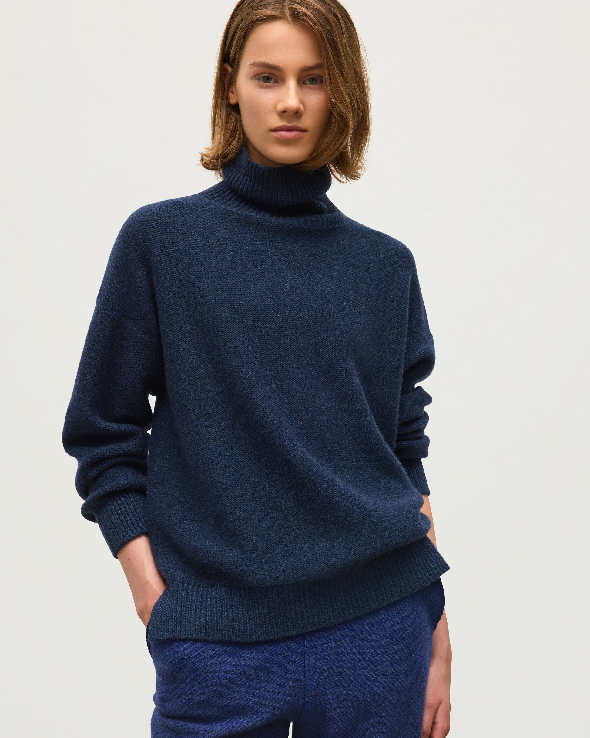 JOHNSTONS OF ELGIN MAGGIE ROLL NECK SWEATER CASHMERE REVERSE STITCH ROLL NECK SWEATER - 8 PLY NAVY 100% CASHMERE KAI05983HD7350