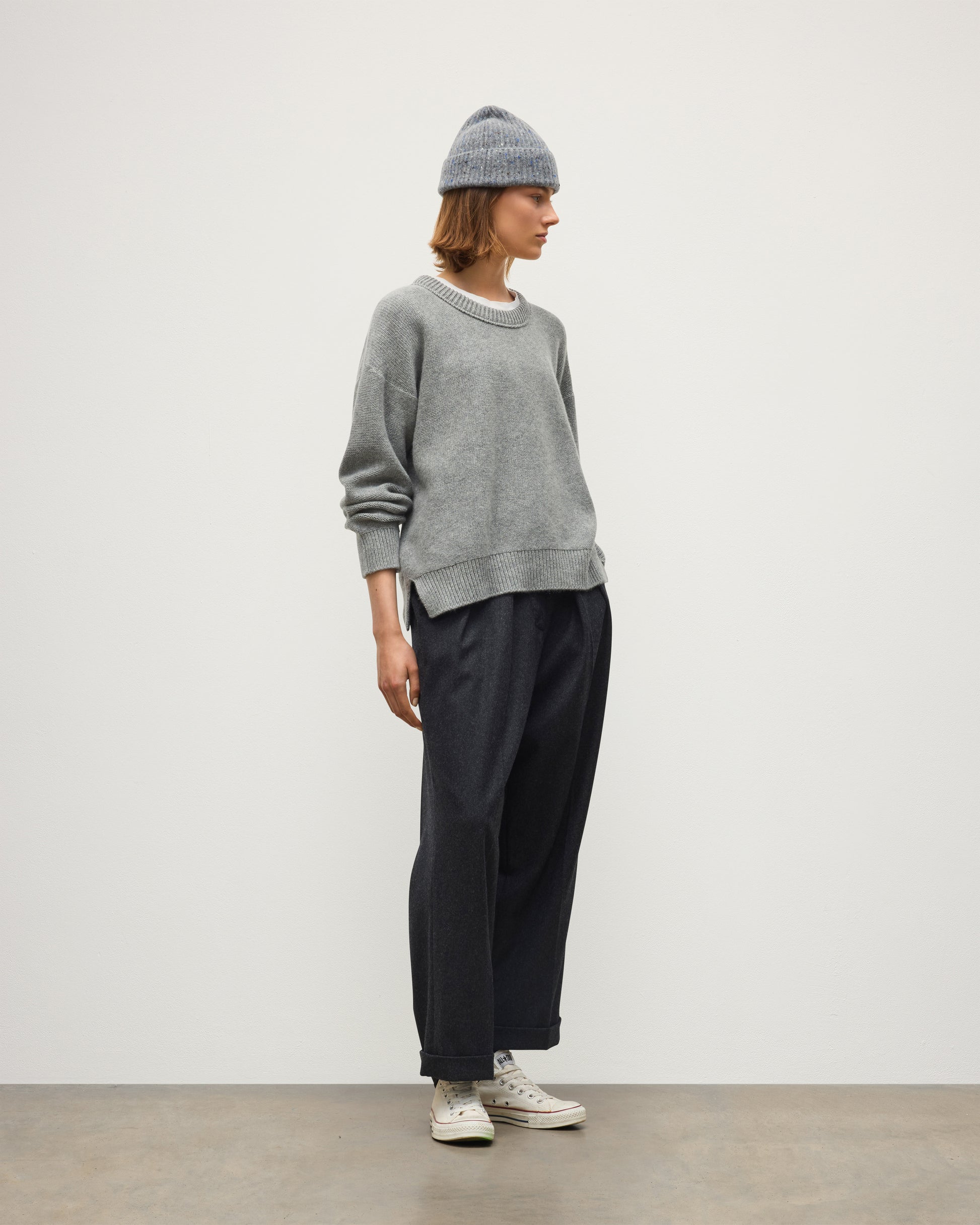 JOHNSTONS OF ELGIN MAGGIE CREW SWEATER CASHMERE REVERSE STITCH ROUND NECK SWEATER - 8 PLY GREY 100% CASHMERE KAI05990HA0400