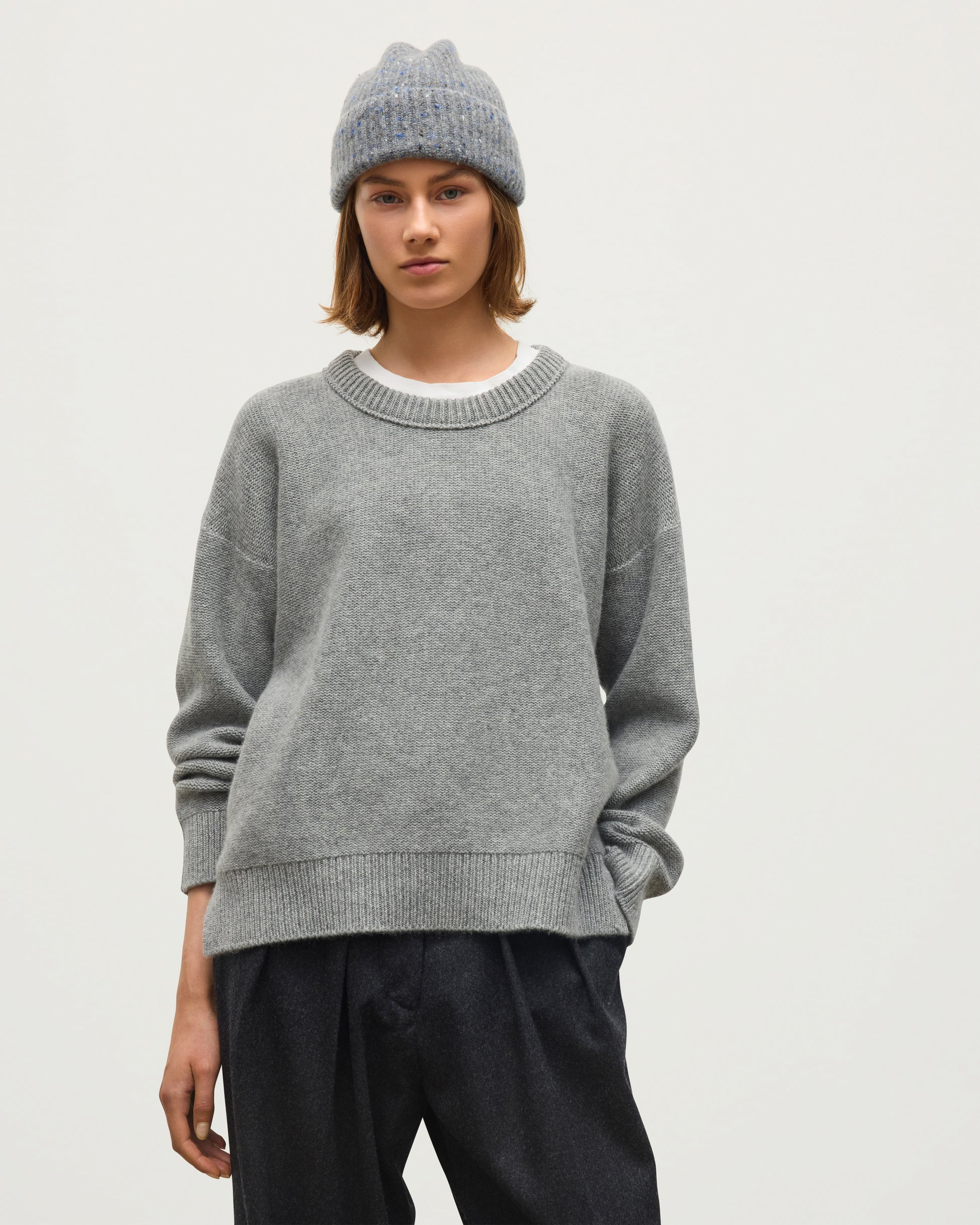 JOHNSTONS OF ELGIN MAGGIE CREW SWEATER CASHMERE REVERSE STITCH ROUND NECK SWEATER - 8 PLY GREY 100% CASHMERE KAI05990HA0400