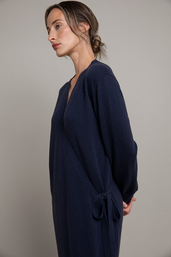 Woman wearing a navy blue robe against a plain background KAP05047SD0707