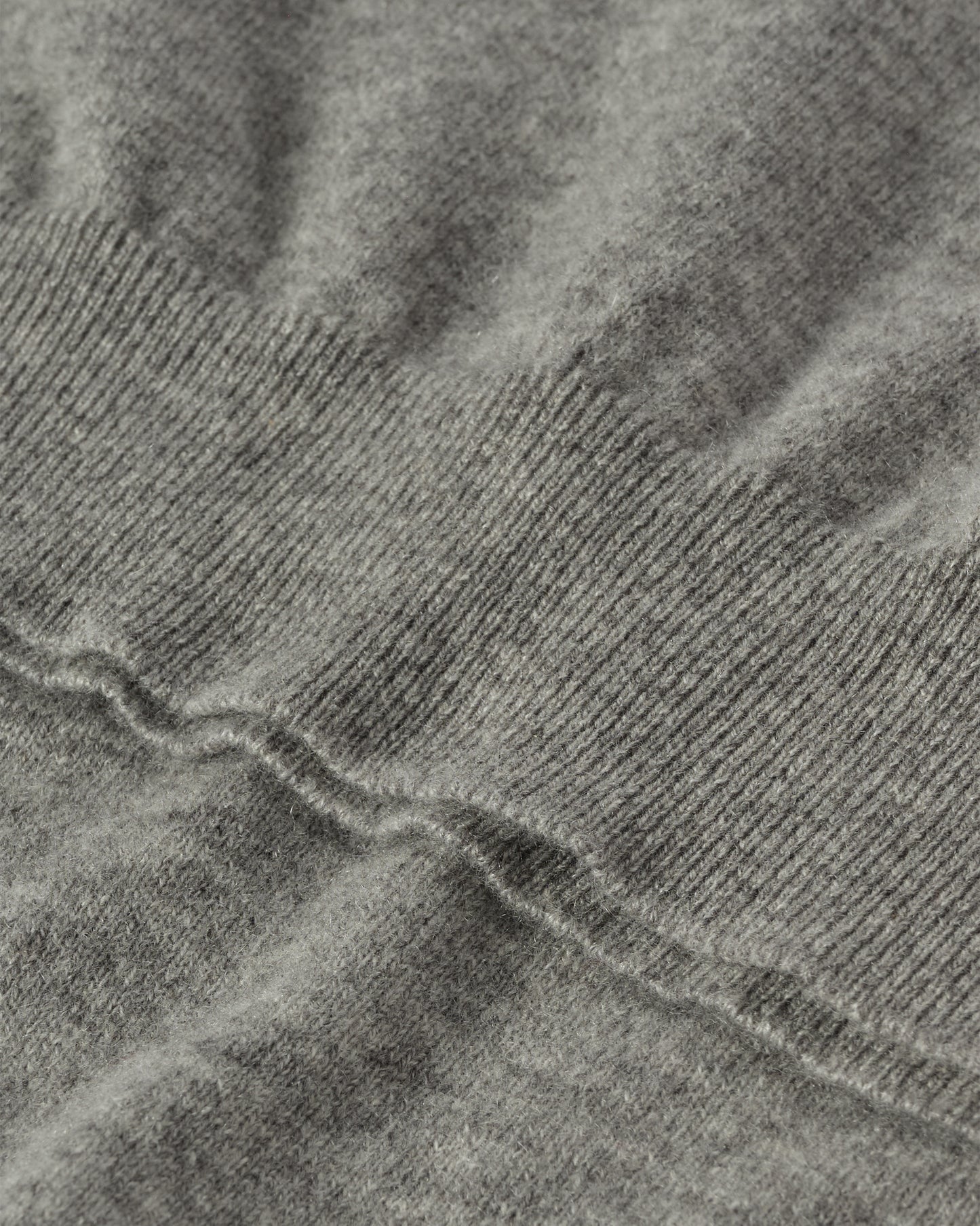 JOHNSTONS OF ELGIN MENS LENNOX SLEEVELESS CREW GREY 100% CASHMERE KAP05243HA0400