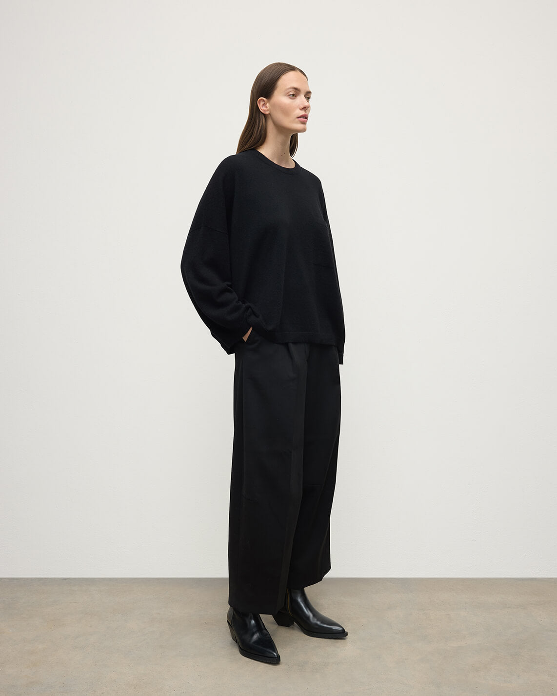 Johnstons of Elgin AW25 Women's Knitwear Black Slouch Cashmere Sweater KAP05315SA0900