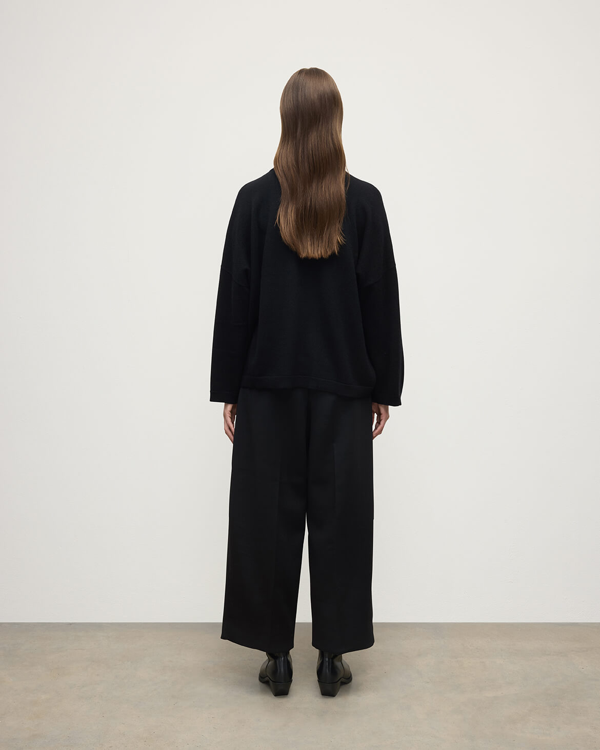 Johnstons of Elgin AW25 Women's Knitwear Black Slouch Cashmere Sweater KAP05315SA0900