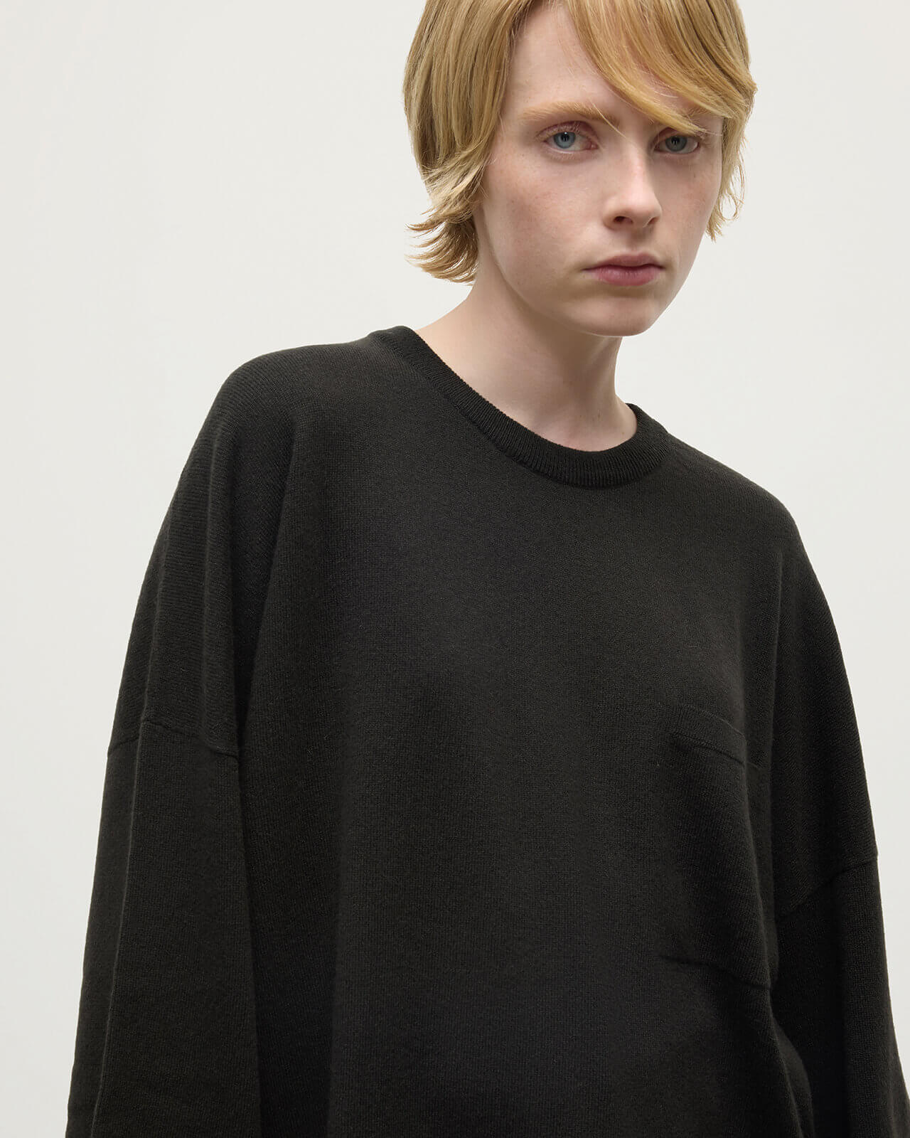 Model wears Johnstons of Elgin AW25 Women's Knitwear Iron Gauzy Pocket Grey Cashmere Jumper details
KAP05315SC7330