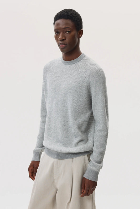 Johnstons of Elgin SS25 Men's Knitwear Light Grey & White Featherlight Cashmere Waffle Stitch Jumper on a white background KAP05441Q25128