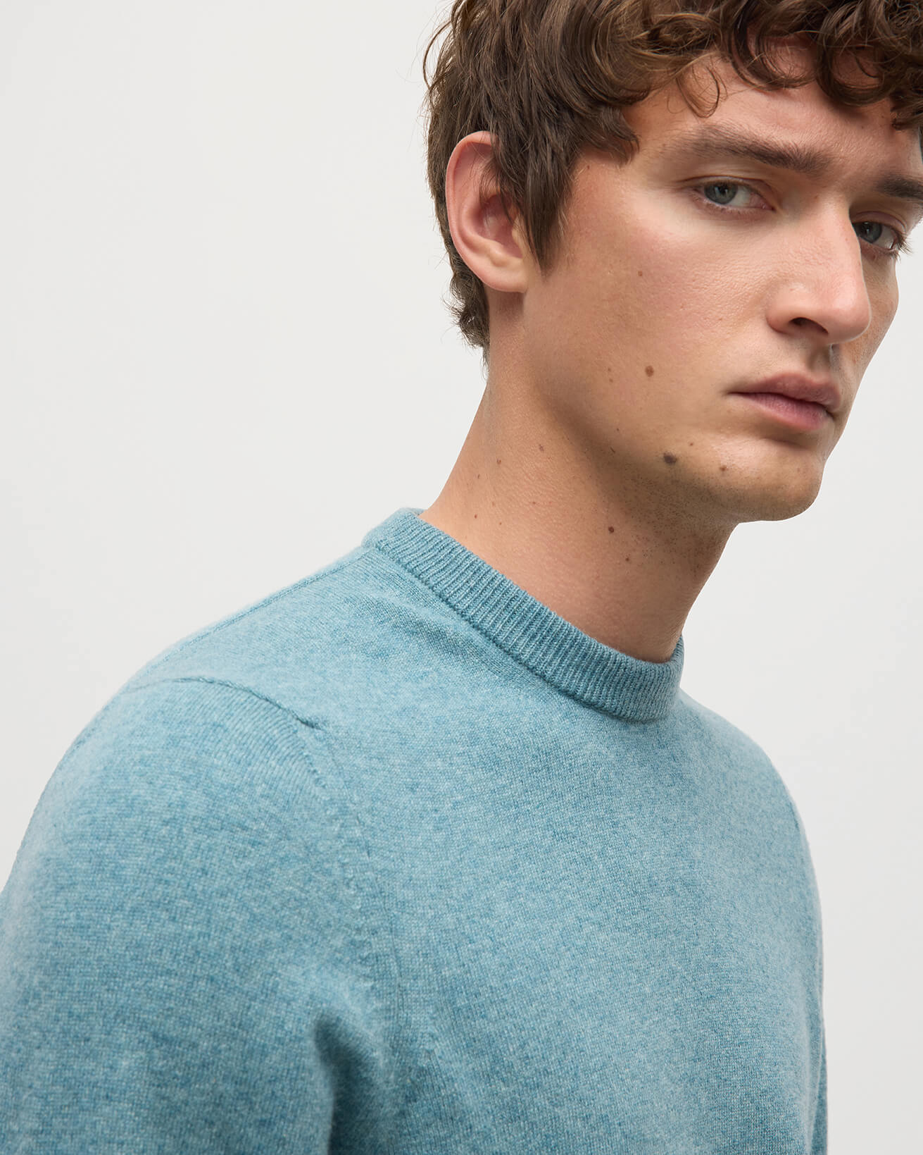 Johnstons of Elgin AW25 Men's Knitwear Seascape Classic Cashmere Green Round Neck Jumper KAP05471HC0038