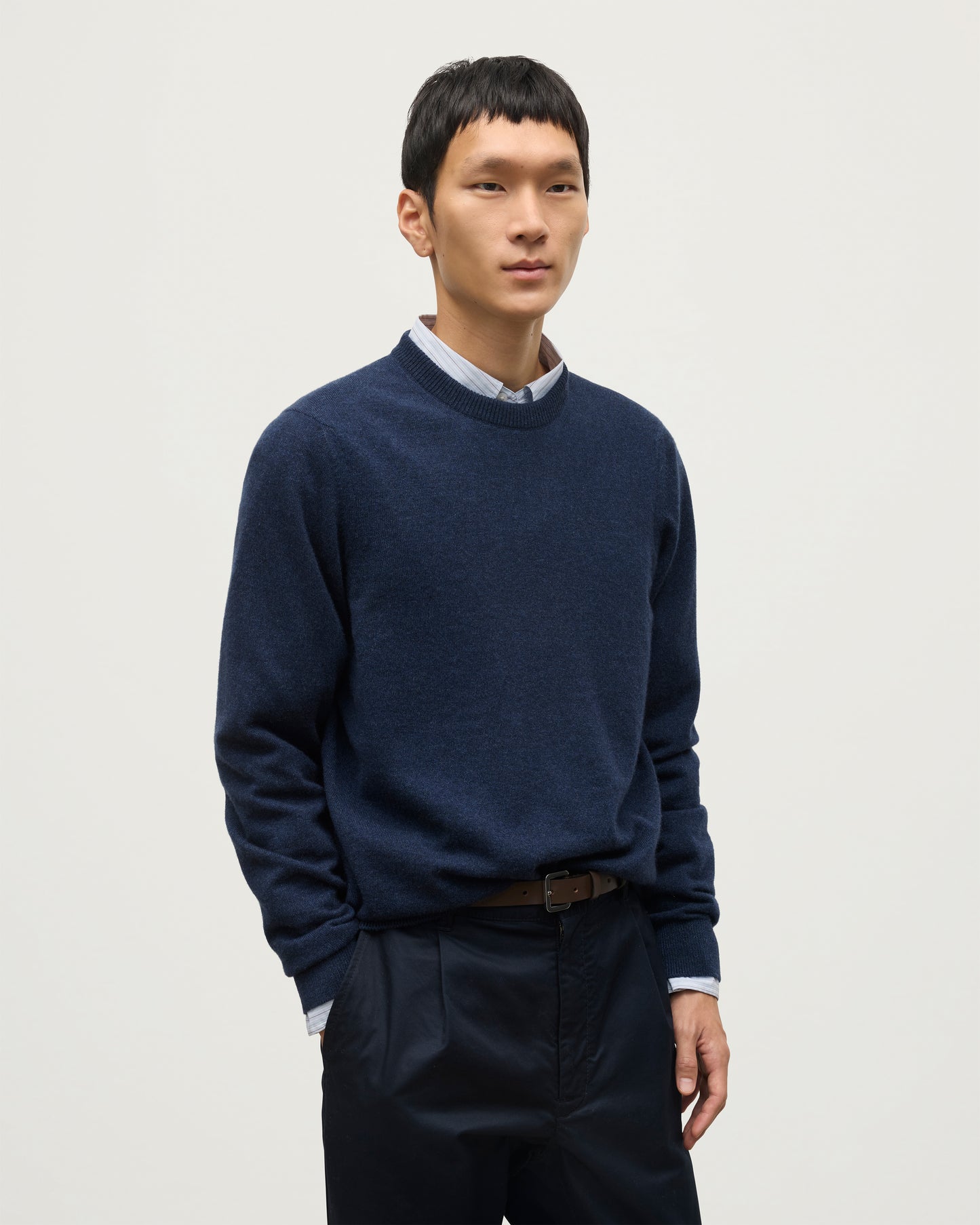 MODEL WEARS JOHNSTONS OF ELGIN MENS RORY CREW CLASSIC JUMPER NAVY 100% CASHMERE KAP05471HD7350