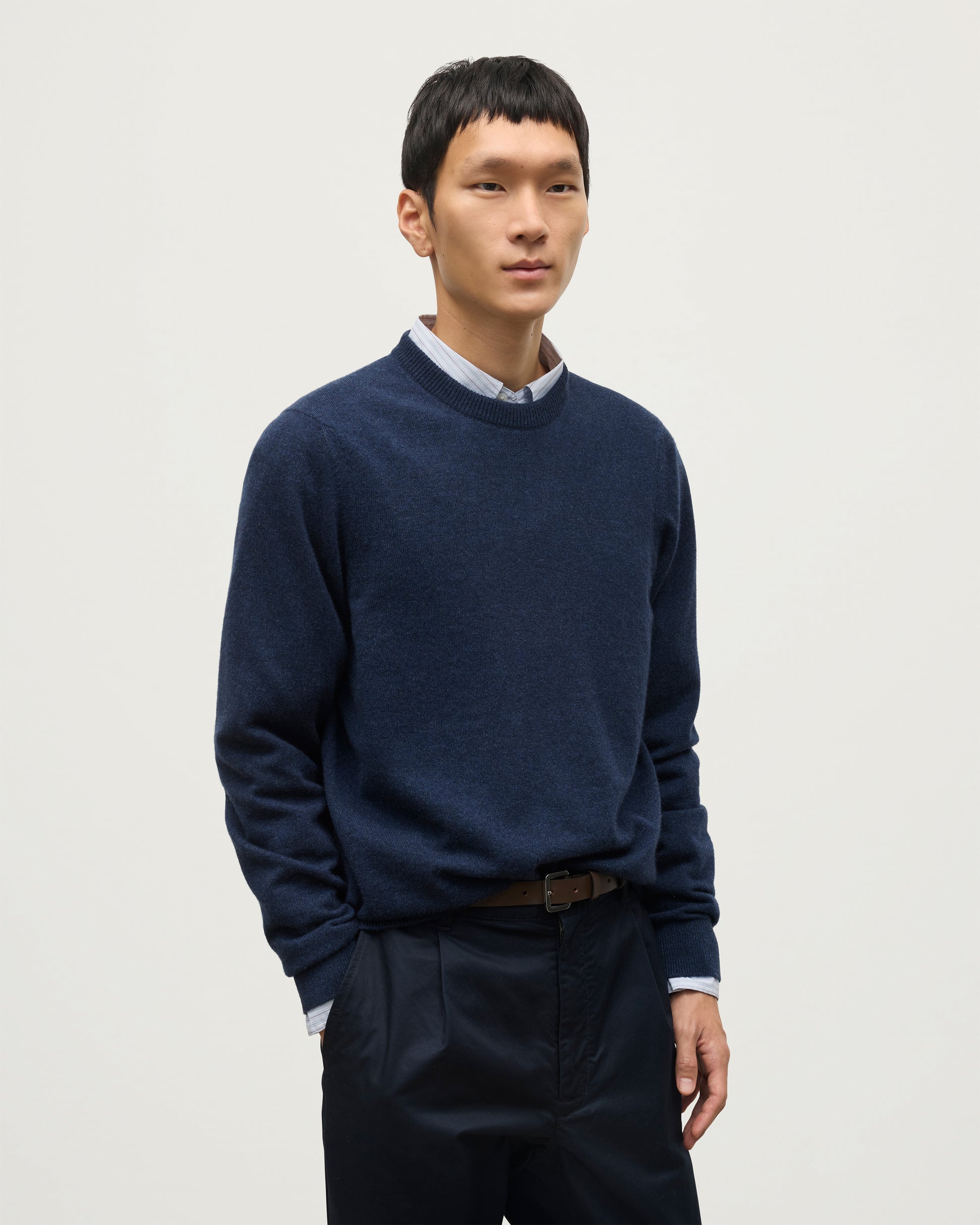 MODEL WEARS JOHNSTONS OF ELGIN MENS RORY CREW CLASSIC JUMPER NAVY 100% CASHMERE KAP05471HD7350