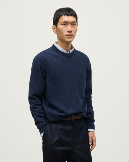 MODEL WEARS JOHNSTONS OF ELGIN MENS RORY CREW CLASSIC JUMPER NAVY 100% CASHMERE KAP05471HD7350