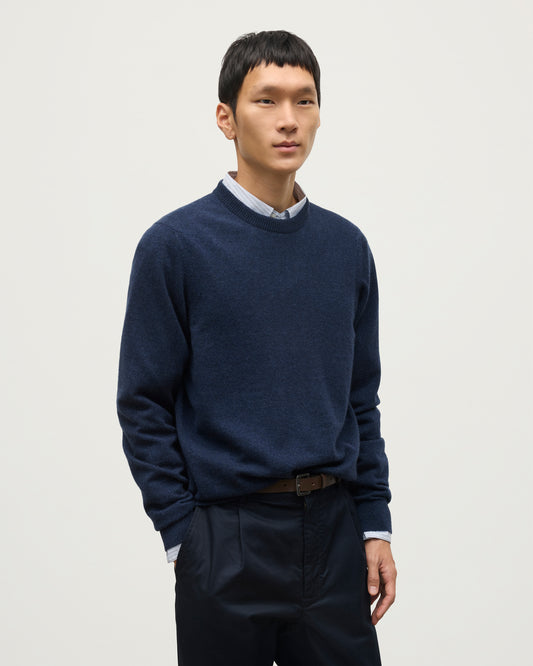 MODEL WEARS JOHNSTONS OF ELGIN MENS RORY CREW CLASSIC JUMPER NAVY 100% CASHMERE KAP05471HD7350