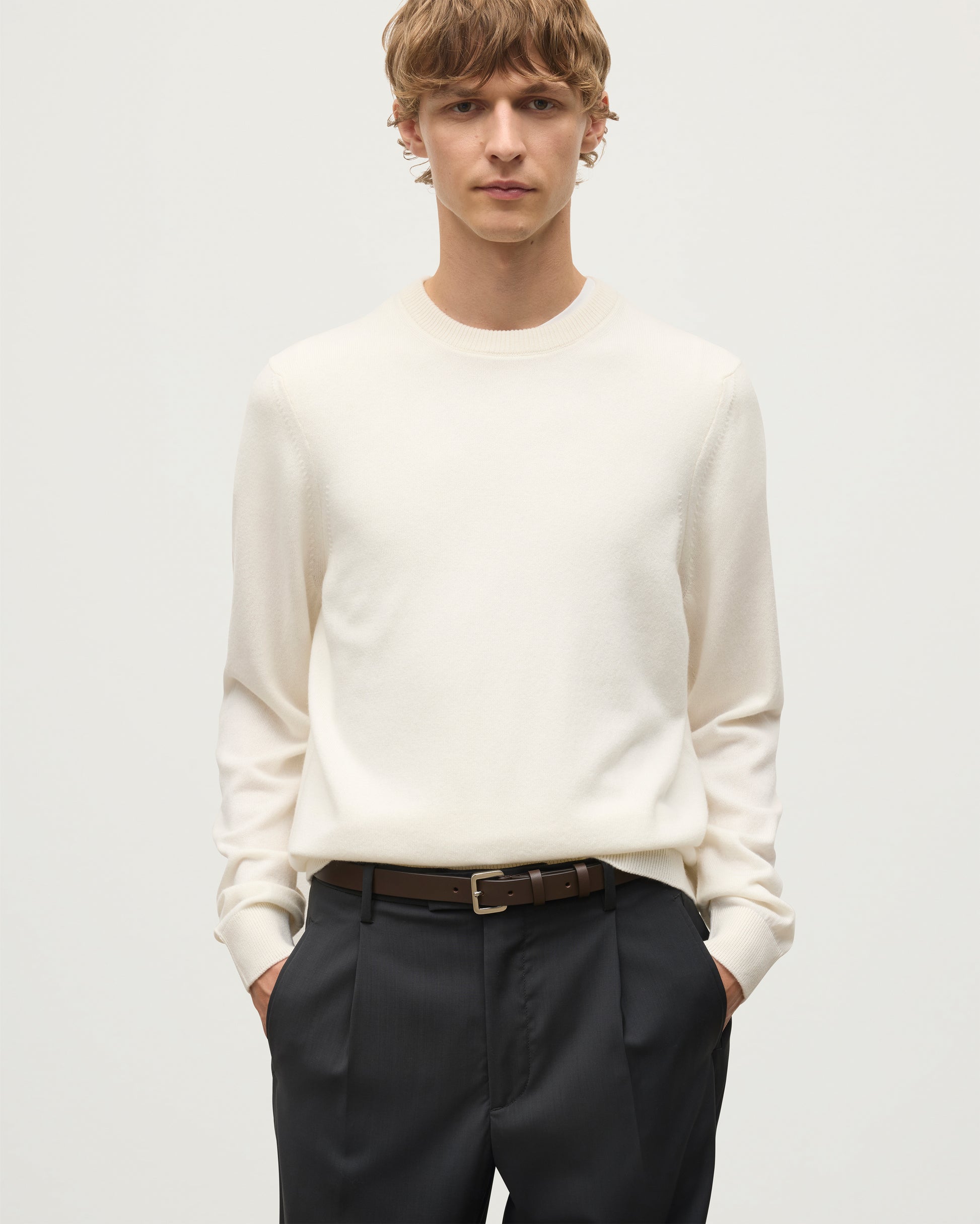 MODEL WEARS JOHNSTONS OF ELGIN MENS RORY CREW CLASSIC JUMPER WHITE 100% CASHMERE KAP05471SA0606